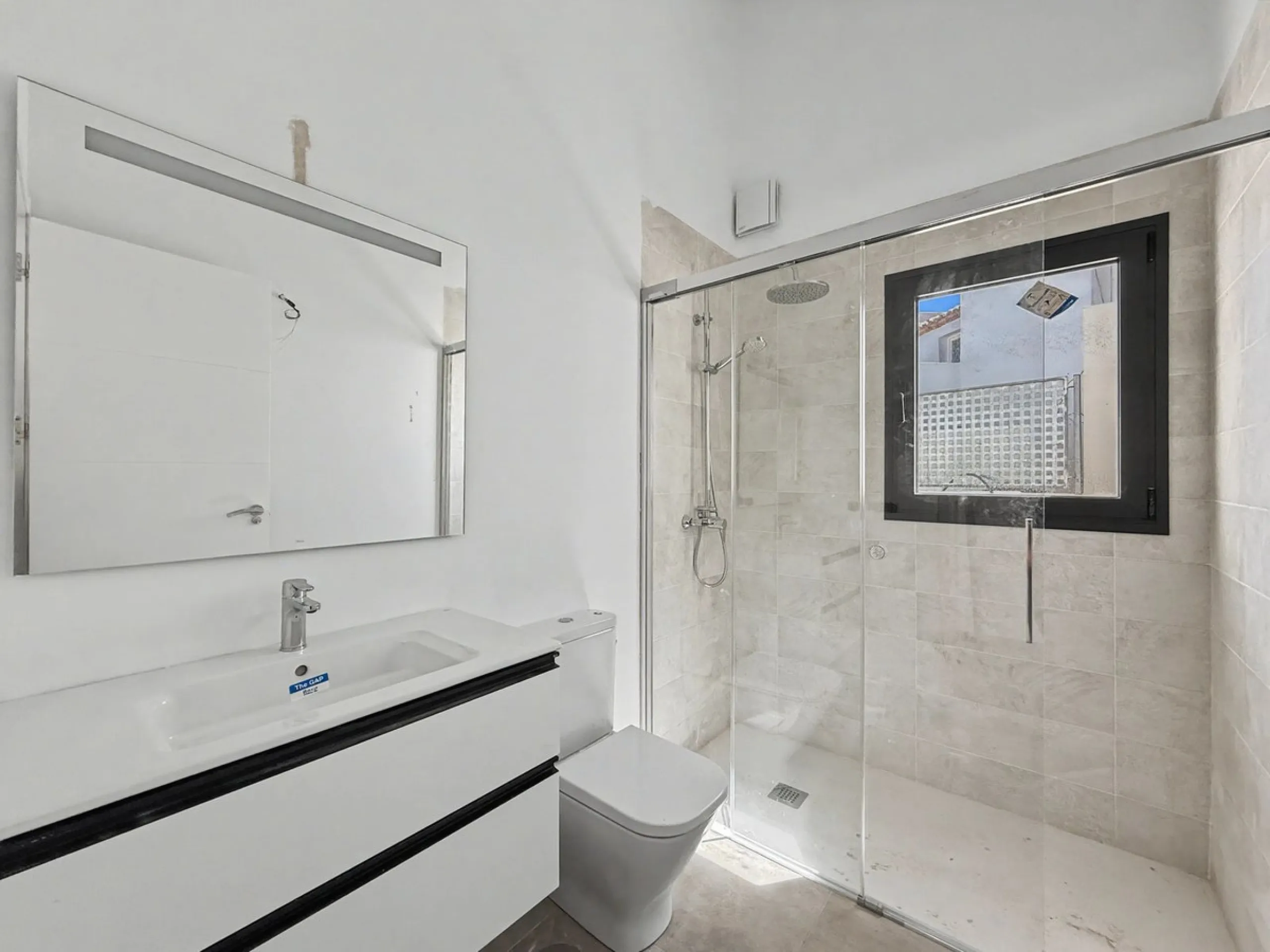 *** Contemporary Townhouse in Bahia Dorada, Estepona *** 3 Bedrooms, 2 Bathrooms and a Guest Toilet *** Spacious Private Terraces and Garden *** Panoramic Views to the Mediterranean Sea *** Fully Fitted Kitchen *** High Quality Built *** Ideal Location: L