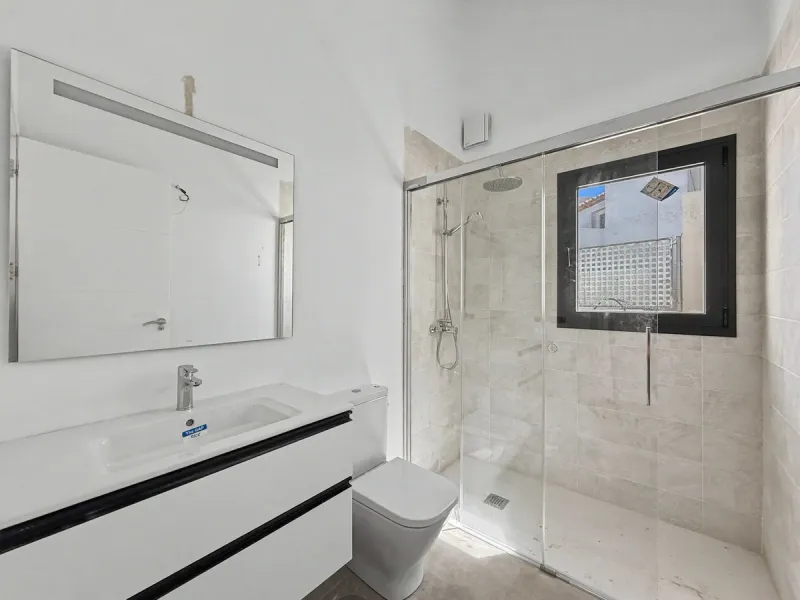 *** Contemporary Townhouse in Bahia Dorada, Estepona *** 3 Bedrooms, 2 Bathrooms and a Guest Toilet *** Spacious Private Terraces and Garden *** Panoramic Views to the Mediterranean Sea *** Fully Fitted Kitchen *** High Quality Built *** Ideal Location: L