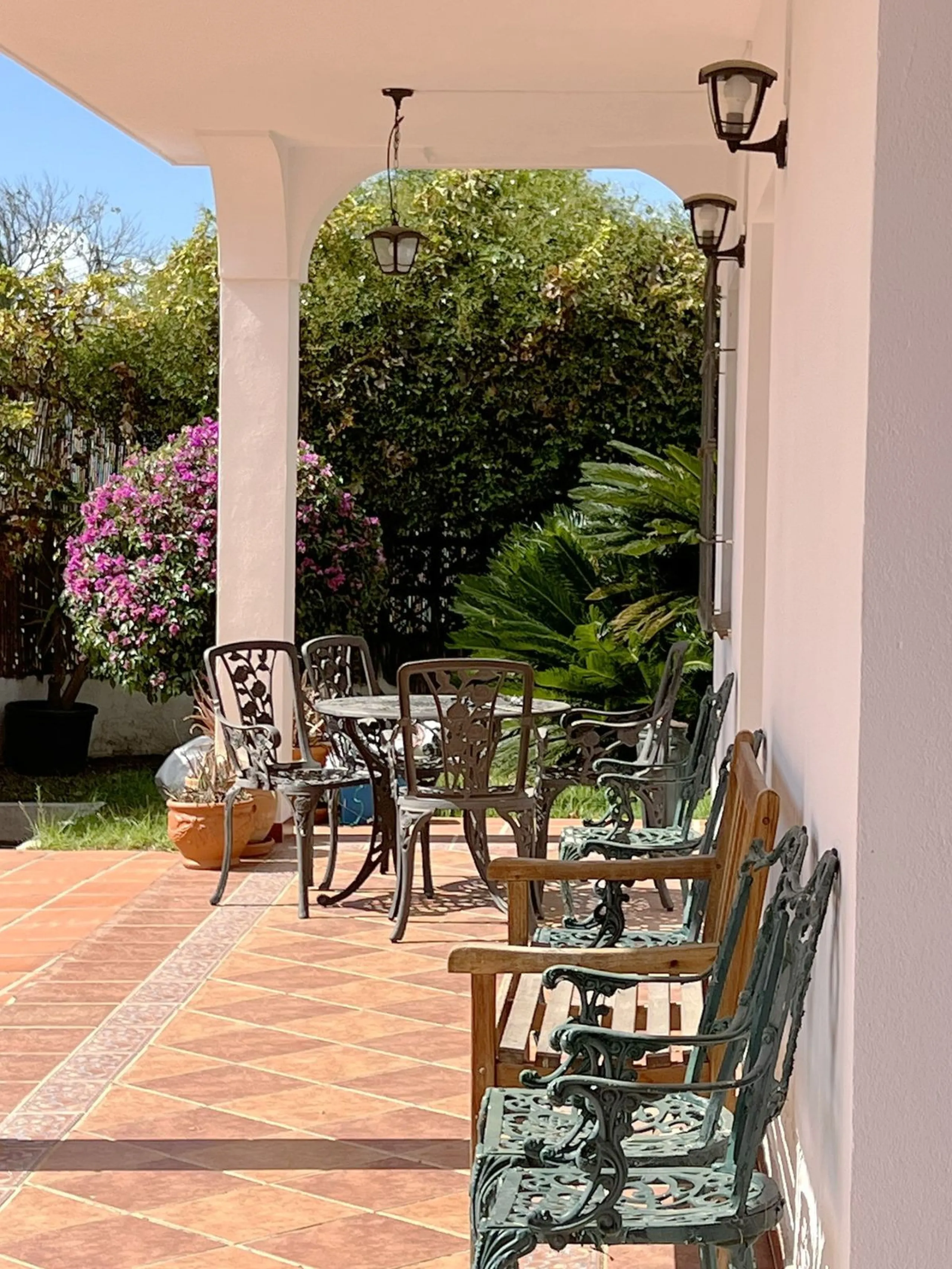 LARGE ANDALUSIAN VILLA situated on a quiet gated cul-de-sac just outside Mijas Pueblo. Boasts privacy in a peaceful location, only a 5-minute drive from town center. South orientation in a very private setting. Large private swimming pool with terrace sur