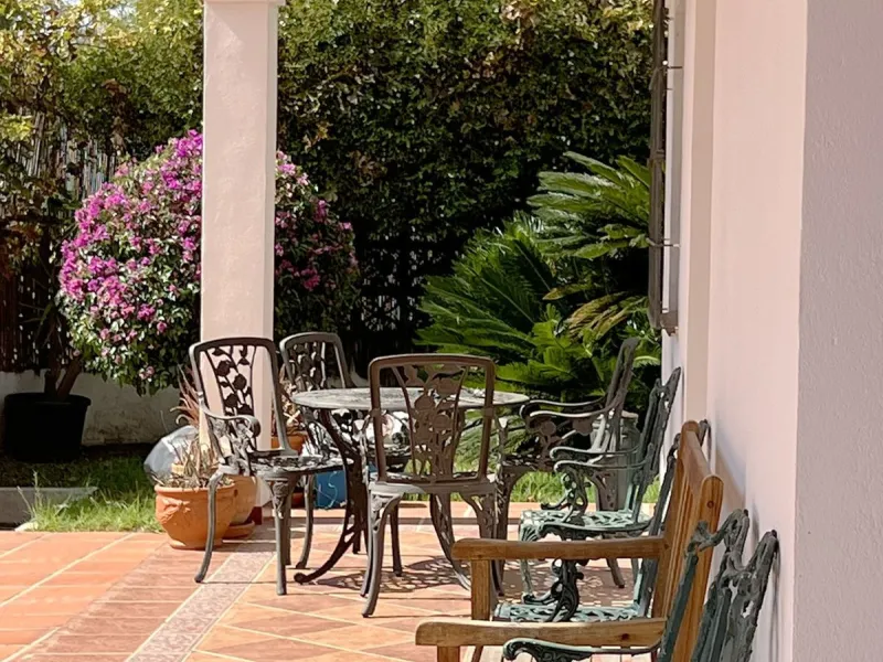 LARGE ANDALUSIAN VILLA situated on a quiet gated cul-de-sac just outside Mijas Pueblo. Boasts privacy in a peaceful location, only a 5-minute drive from town center. South orientation in a very private setting. Large private swimming pool with terrace sur