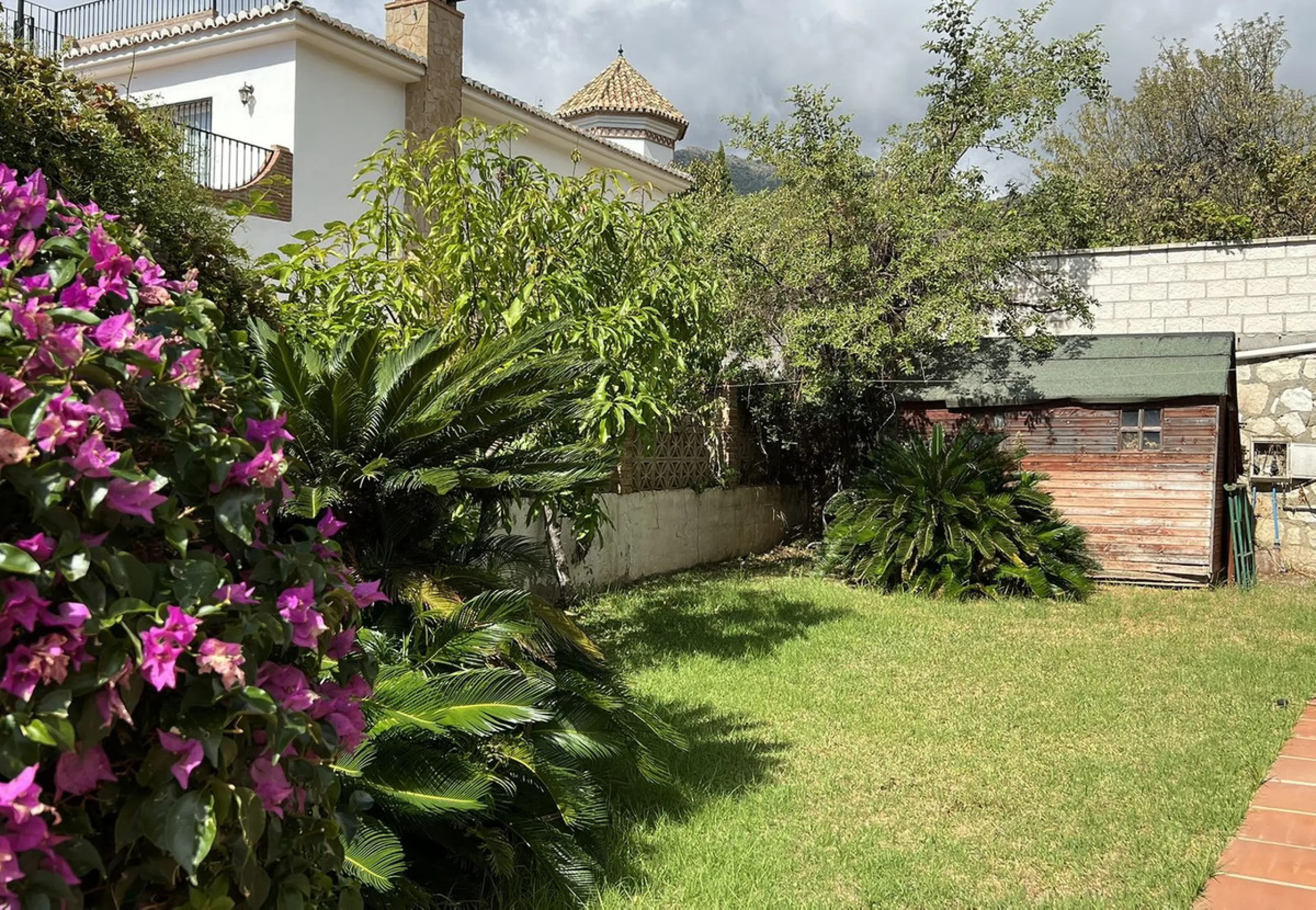 LARGE ANDALUSIAN VILLA situated on a quiet gated cul-de-sac just outside Mijas Pueblo. Boasts privacy in a peaceful location, only a 5-minute drive from town center. South orientation in a very private setting. Large private swimming pool with terrace sur