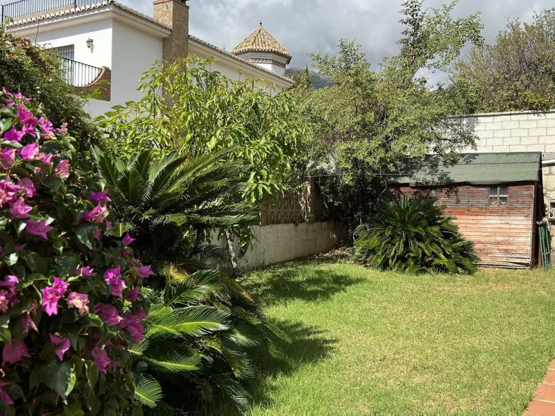 LARGE ANDALUSIAN VILLA situated on a quiet gated cul-de-sac just outside Mijas Pueblo. Boasts privacy in a peaceful location, only a 5-minute drive from town center. South orientation in a very private setting. Large private swimming pool with terrace sur
