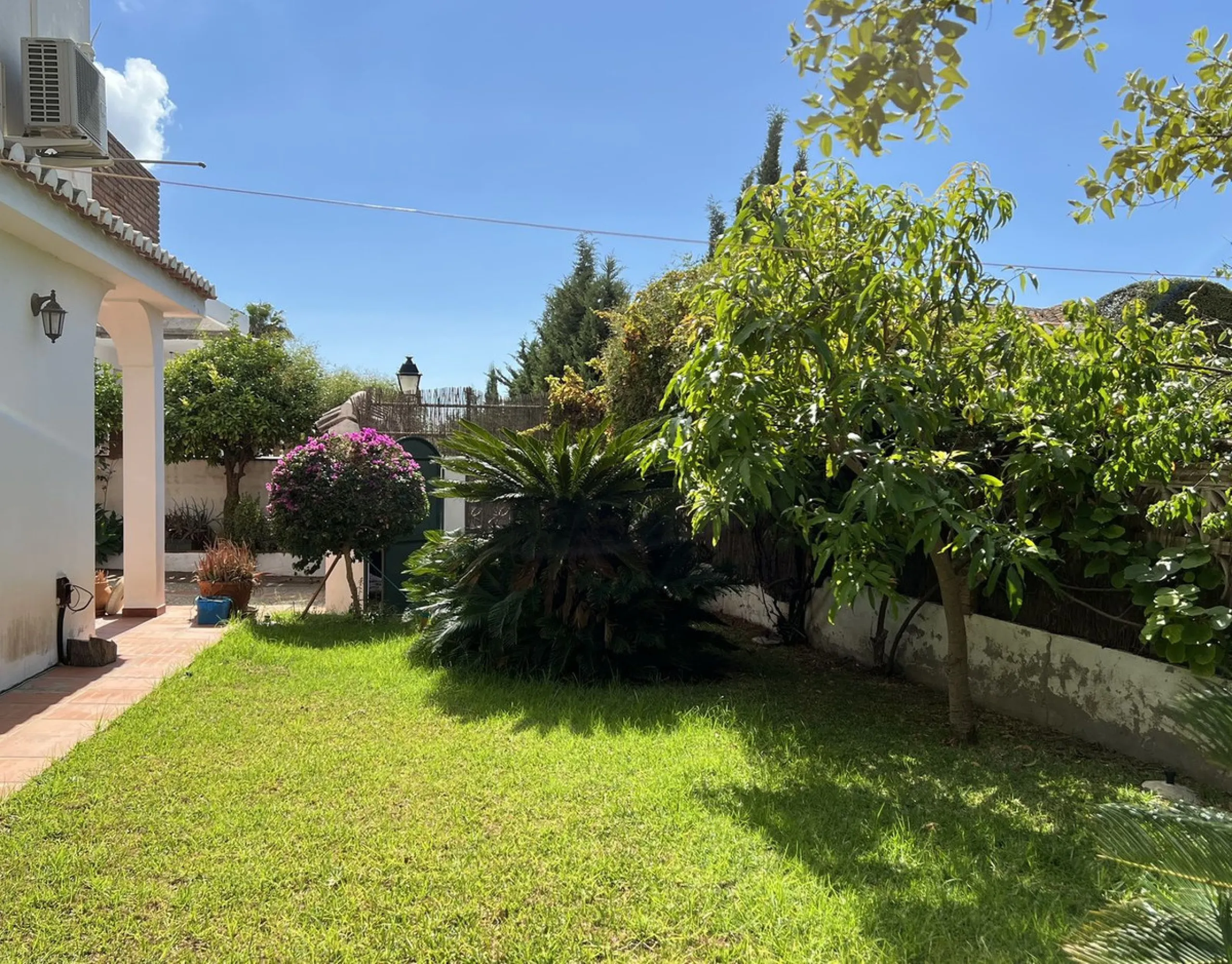 LARGE ANDALUSIAN VILLA situated on a quiet gated cul-de-sac just outside Mijas Pueblo. Boasts privacy in a peaceful location, only a 5-minute drive from town center. South orientation in a very private setting. Large private swimming pool with terrace sur