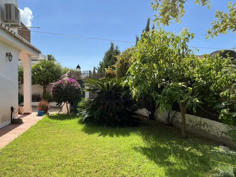 LARGE ANDALUSIAN VILLA situated on a quiet gated cul-de-sac just outside Mijas Pueblo. Boasts privacy in a peaceful location, only a 5-minute drive from town center. South orientation in a very private setting. Large private swimming pool with terrace sur