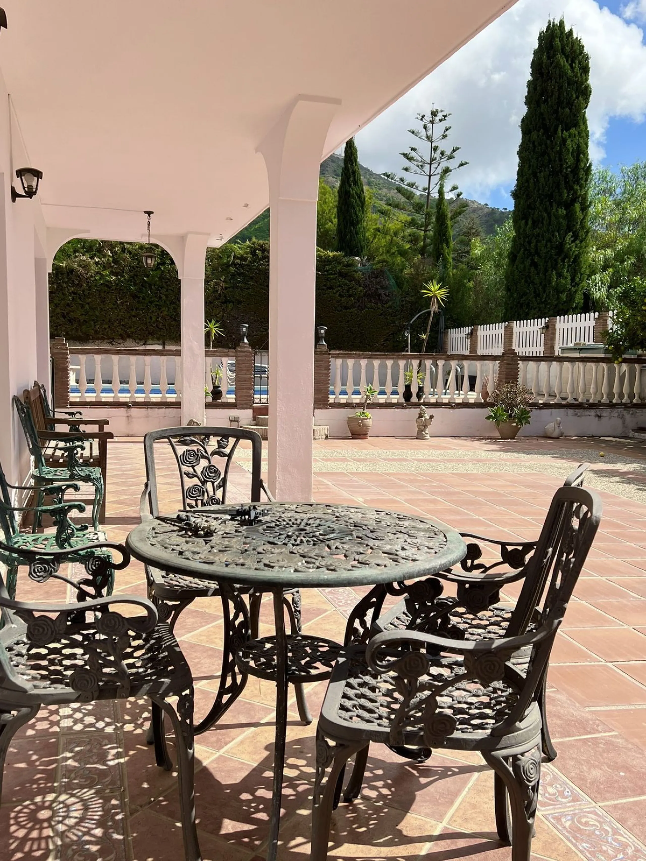 LARGE ANDALUSIAN VILLA situated on a quiet gated cul-de-sac just outside Mijas Pueblo. Boasts privacy in a peaceful location, only a 5-minute drive from town center. South orientation in a very private setting. Large private swimming pool with terrace sur
