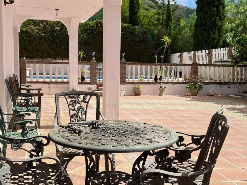 LARGE ANDALUSIAN VILLA situated on a quiet gated cul-de-sac just outside Mijas Pueblo. Boasts privacy in a peaceful location, only a 5-minute drive from town center. South orientation in a very private setting. Large private swimming pool with terrace sur