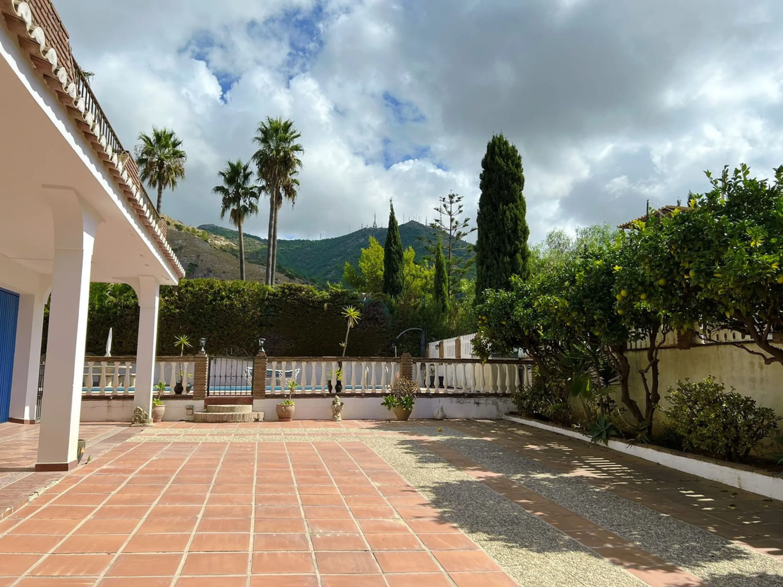 LARGE ANDALUSIAN VILLA situated on a quiet gated cul-de-sac just outside Mijas Pueblo. Boasts privacy in a peaceful location, only a 5-minute drive from town center. South orientation in a very private setting. Large private swimming pool with terrace sur