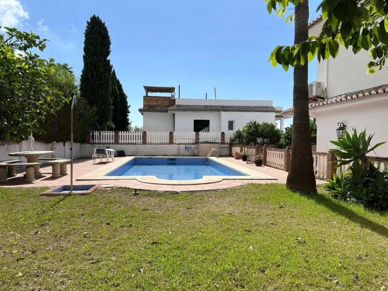 LARGE ANDALUSIAN VILLA situated on a quiet gated cul-de-sac just outside Mijas Pueblo. Boasts privacy in a peaceful location, only a 5-minute drive from town center. South orientation in a very private setting. Large private swimming pool with terrace sur
