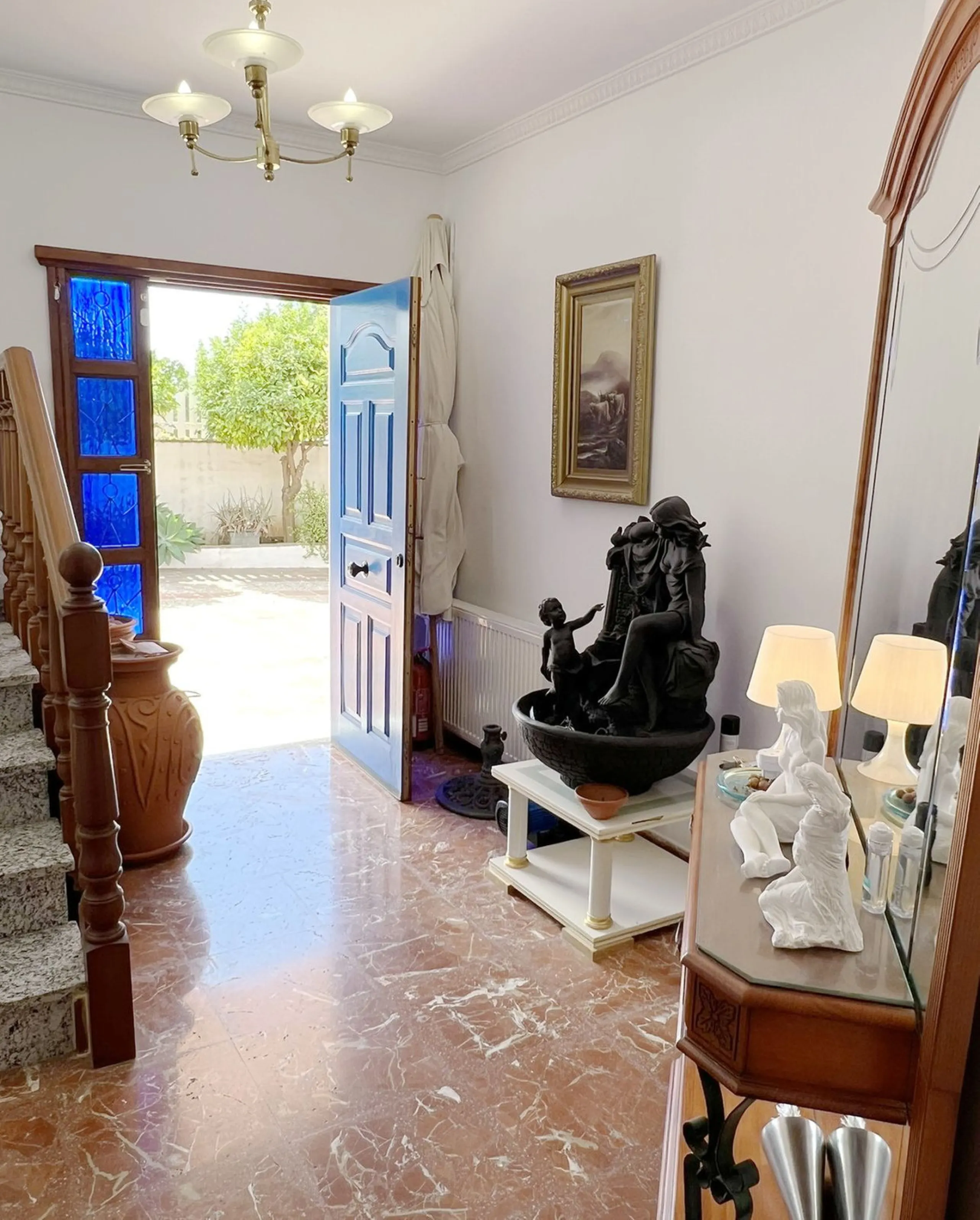 LARGE ANDALUSIAN VILLA situated on a quiet gated cul-de-sac just outside Mijas Pueblo. Boasts privacy in a peaceful location, only a 5-minute drive from town center. South orientation in a very private setting. Large private swimming pool with terrace sur