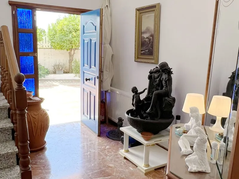 LARGE ANDALUSIAN VILLA situated on a quiet gated cul-de-sac just outside Mijas Pueblo. Boasts privacy in a peaceful location, only a 5-minute drive from town center. South orientation in a very private setting. Large private swimming pool with terrace sur