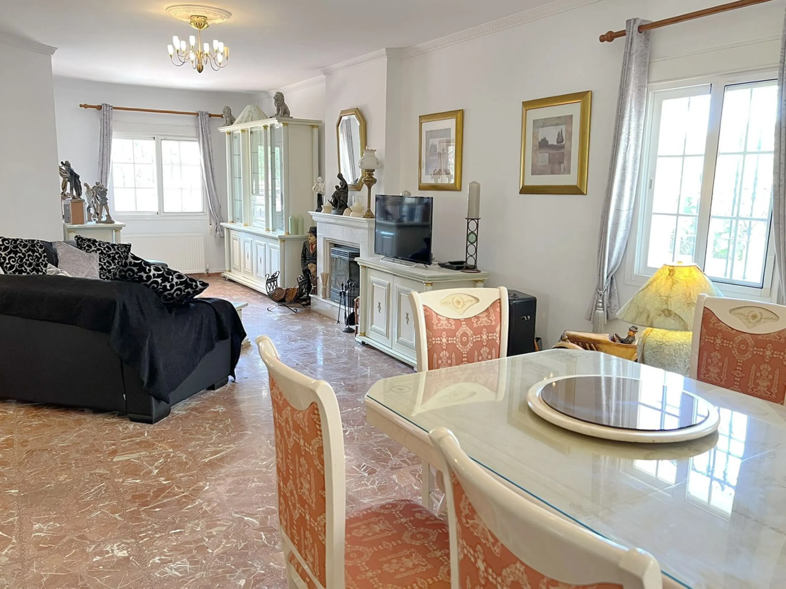 LARGE ANDALUSIAN VILLA situated on a quiet gated cul-de-sac just outside Mijas Pueblo. Boasts privacy in a peaceful location, only a 5-minute drive from town center. South orientation in a very private setting. Large private swimming pool with terrace sur