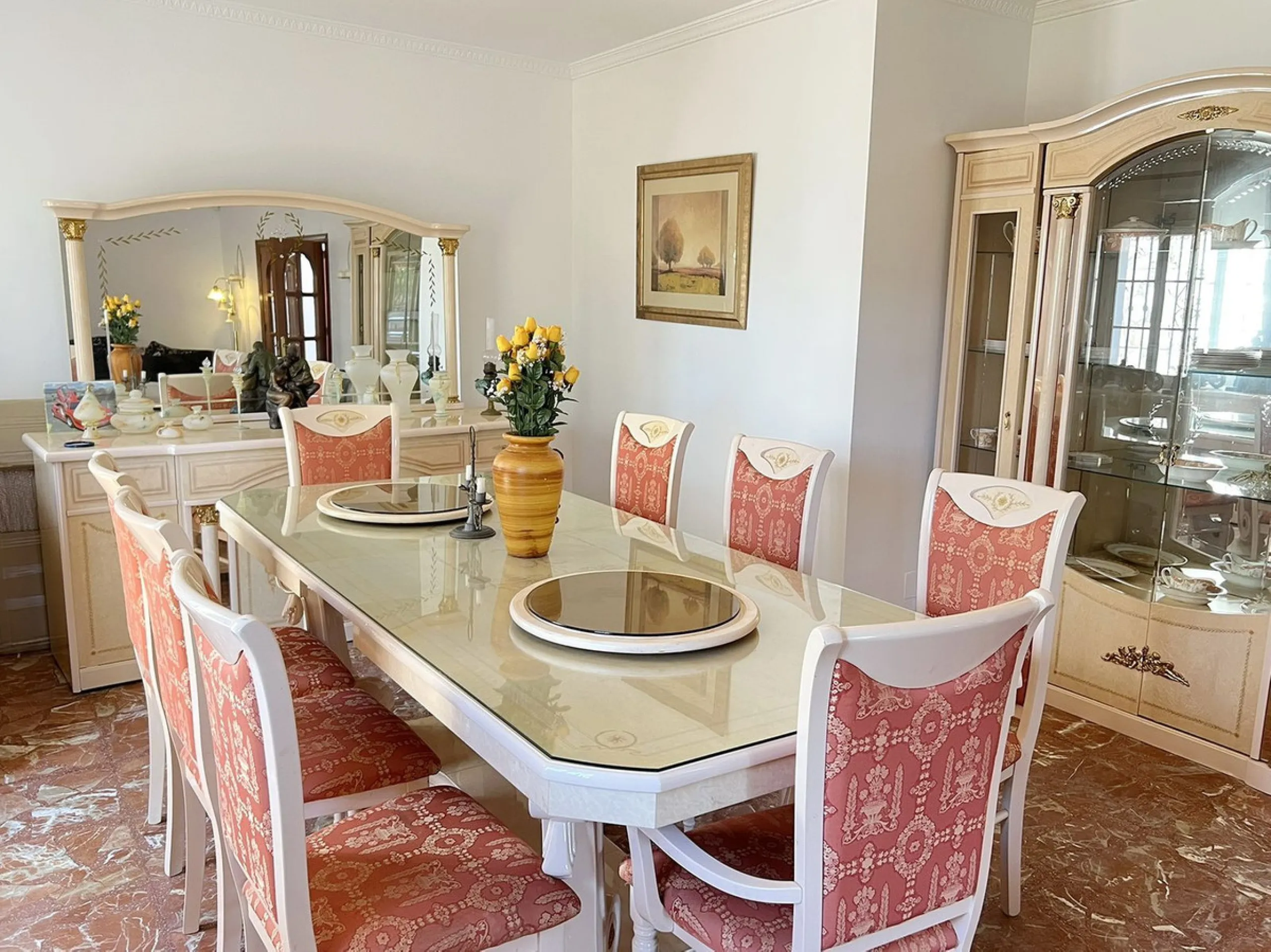LARGE ANDALUSIAN VILLA situated on a quiet gated cul-de-sac just outside Mijas Pueblo. Boasts privacy in a peaceful location, only a 5-minute drive from town center. South orientation in a very private setting. Large private swimming pool with terrace sur