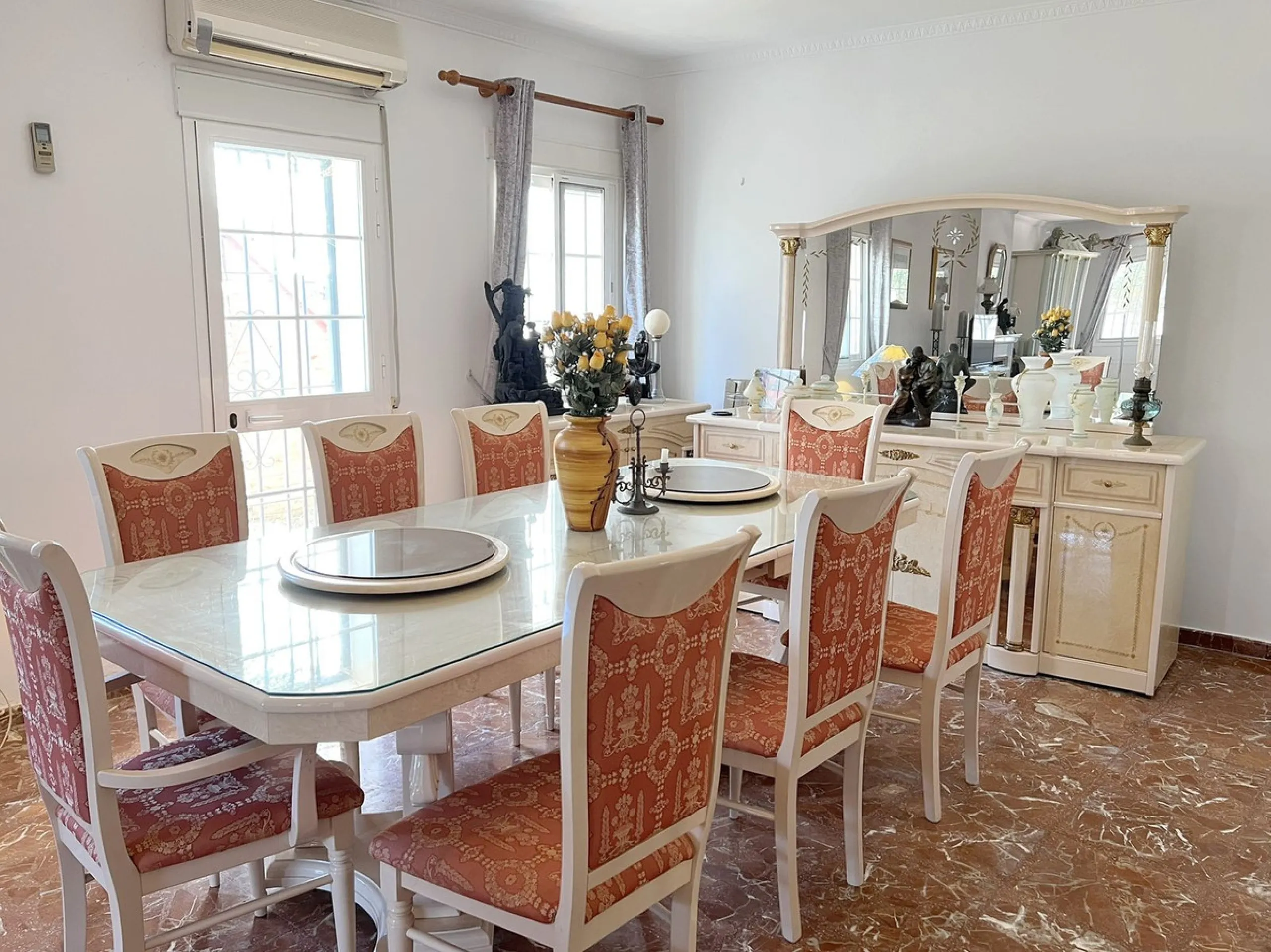 LARGE ANDALUSIAN VILLA situated on a quiet gated cul-de-sac just outside Mijas Pueblo. Boasts privacy in a peaceful location, only a 5-minute drive from town center. South orientation in a very private setting. Large private swimming pool with terrace sur