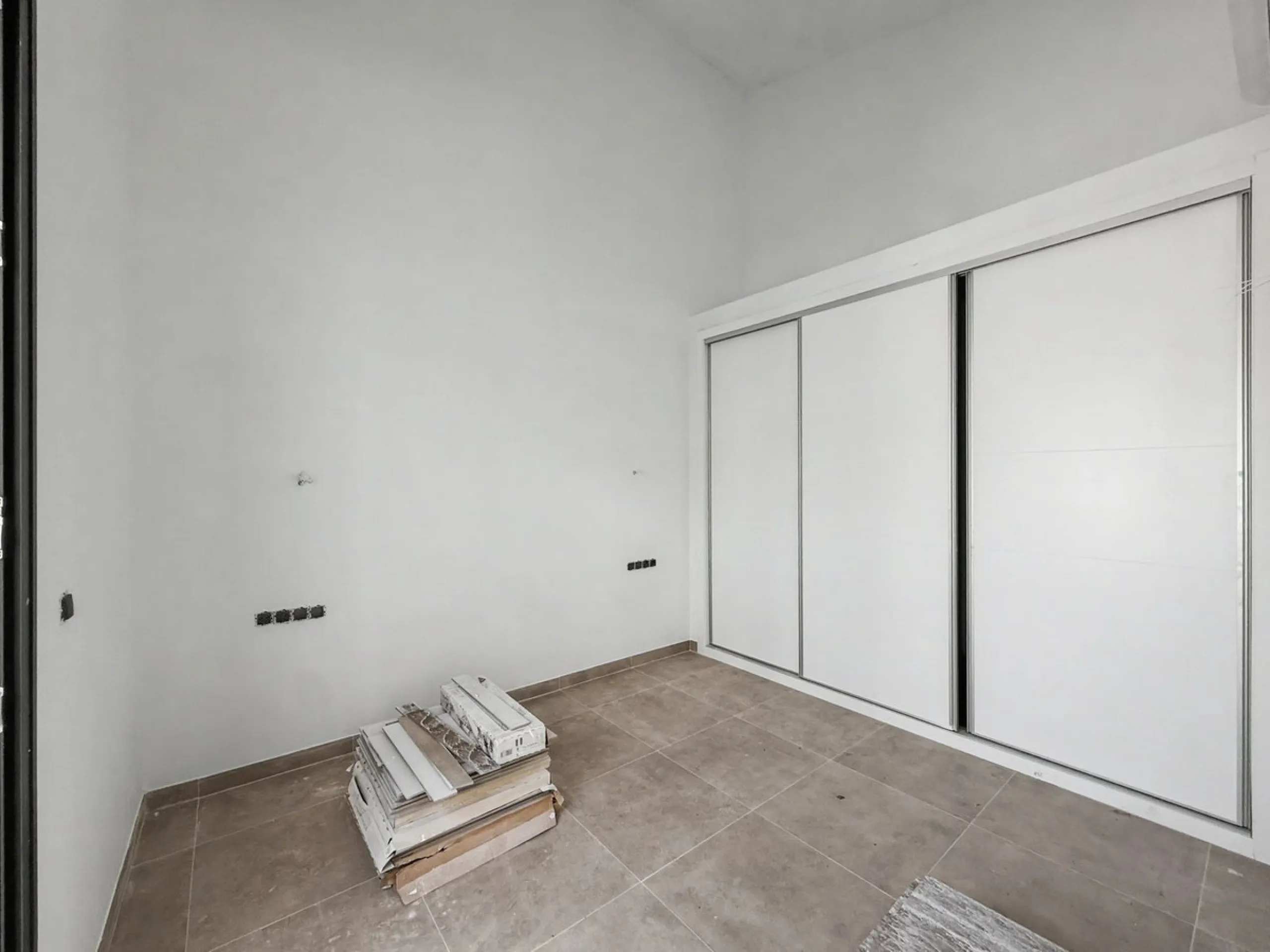 *** Contemporary Townhouse in Bahia Dorada, Estepona *** 3 Bedrooms, 2 Bathrooms and a Guest Toilet *** Spacious Private Terraces and Garden *** Panoramic Views to the Mediterranean Sea *** Fully Fitted Kitchen *** High Quality Built *** Ideal Location: L