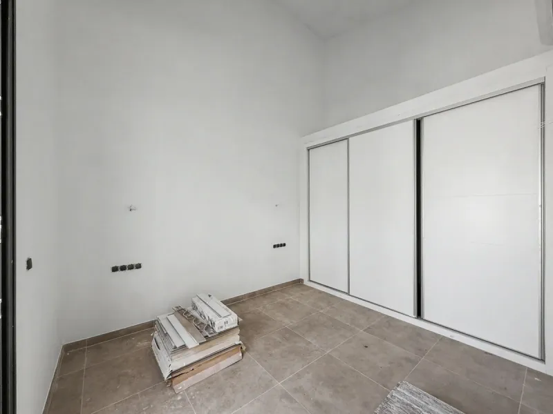 *** Contemporary Townhouse in Bahia Dorada, Estepona *** 3 Bedrooms, 2 Bathrooms and a Guest Toilet *** Spacious Private Terraces and Garden *** Panoramic Views to the Mediterranean Sea *** Fully Fitted Kitchen *** High Quality Built *** Ideal Location: L