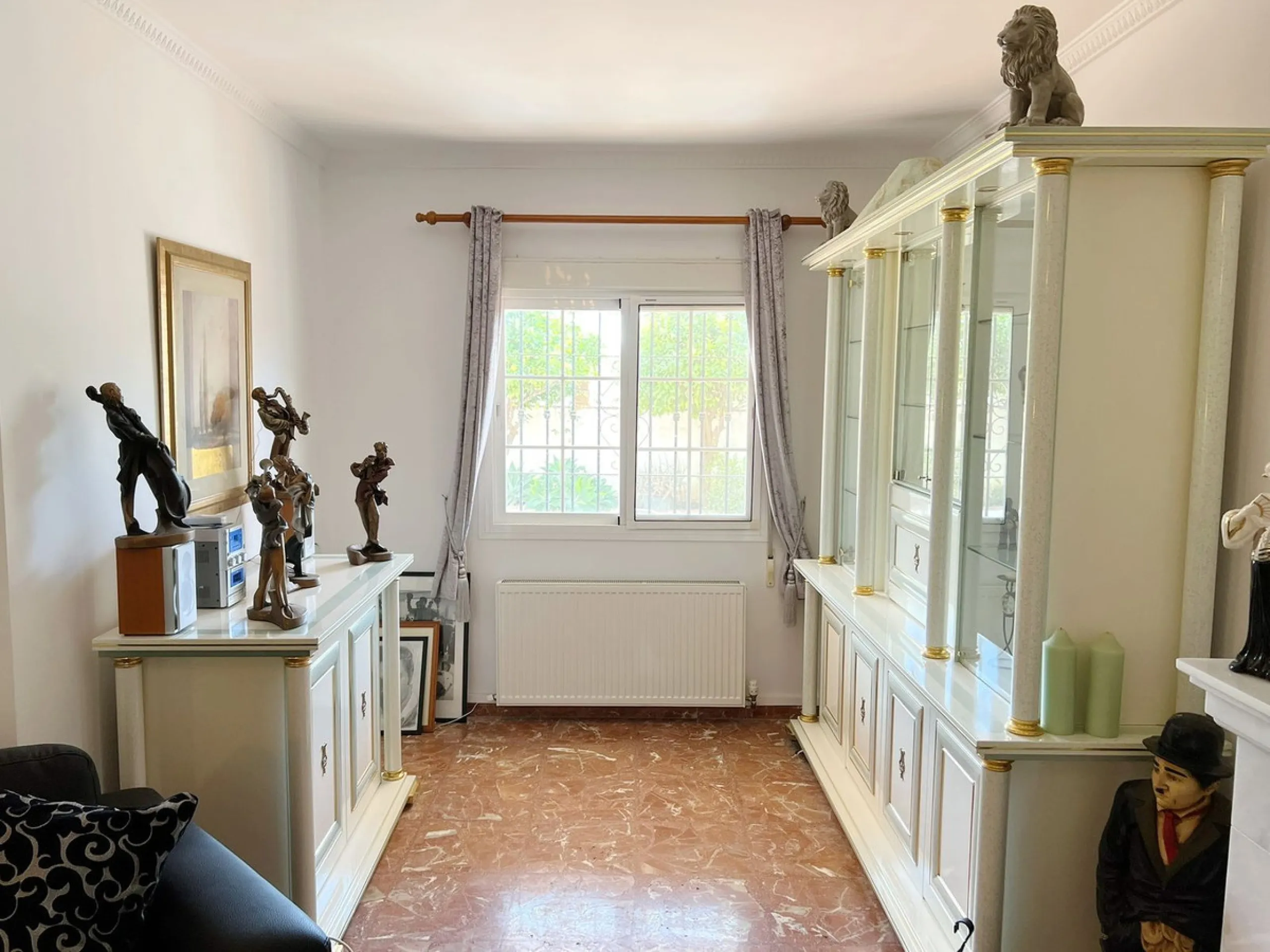 LARGE ANDALUSIAN VILLA situated on a quiet gated cul-de-sac just outside Mijas Pueblo. Boasts privacy in a peaceful location, only a 5-minute drive from town center. South orientation in a very private setting. Large private swimming pool with terrace sur