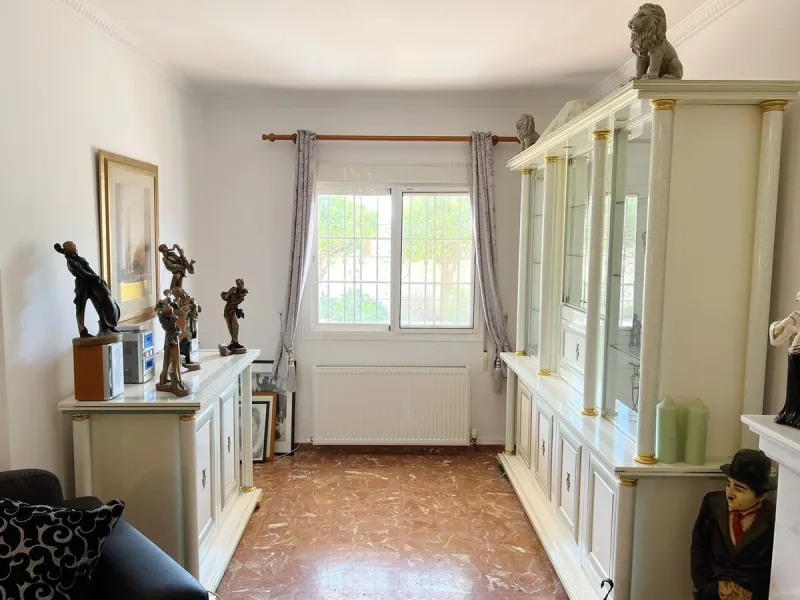 LARGE ANDALUSIAN VILLA situated on a quiet gated cul-de-sac just outside Mijas Pueblo. Boasts privacy in a peaceful location, only a 5-minute drive from town center. South orientation in a very private setting. Large private swimming pool with terrace sur