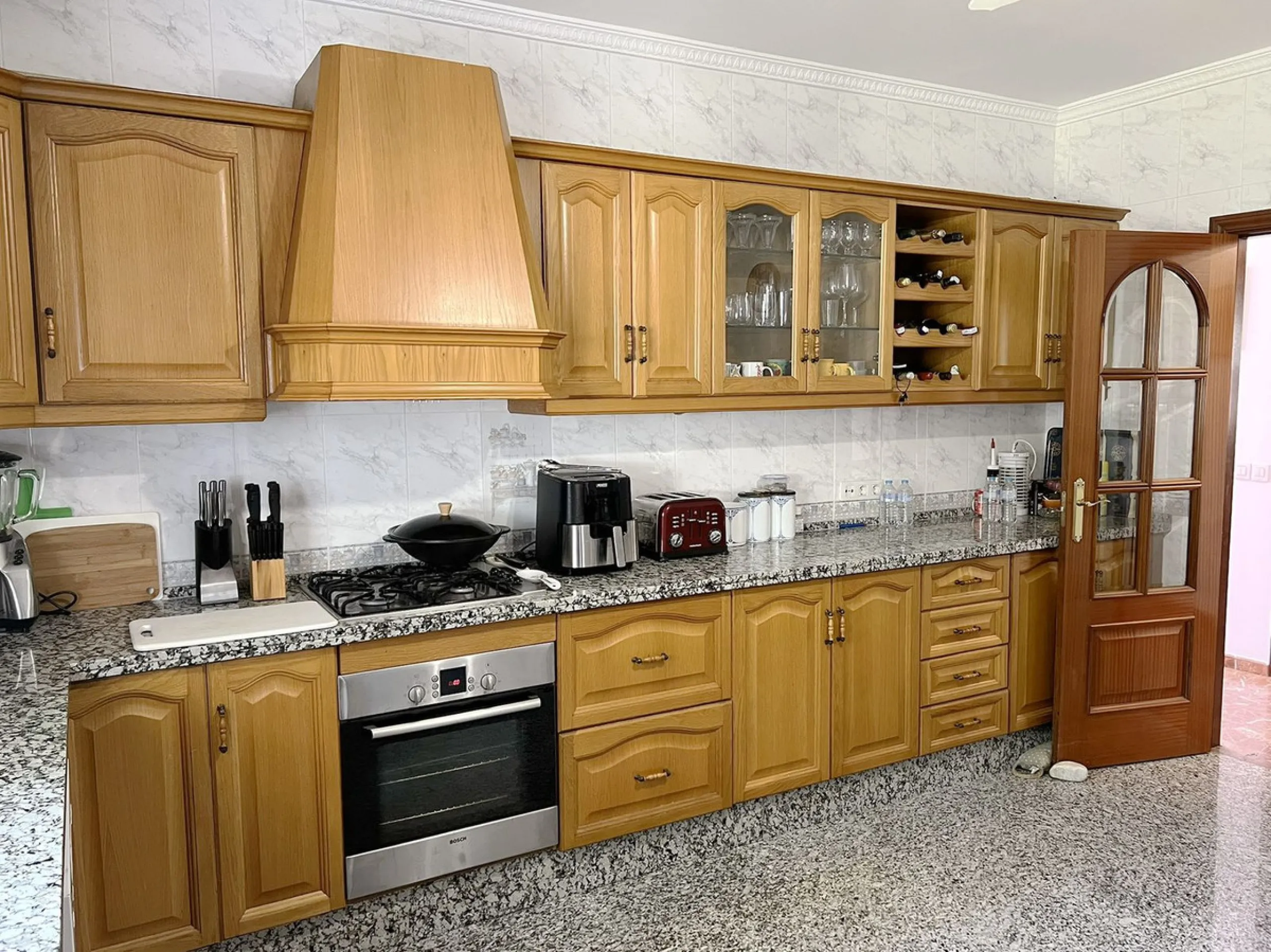 LARGE ANDALUSIAN VILLA situated on a quiet gated cul-de-sac just outside Mijas Pueblo. Boasts privacy in a peaceful location, only a 5-minute drive from town center. South orientation in a very private setting. Large private swimming pool with terrace sur