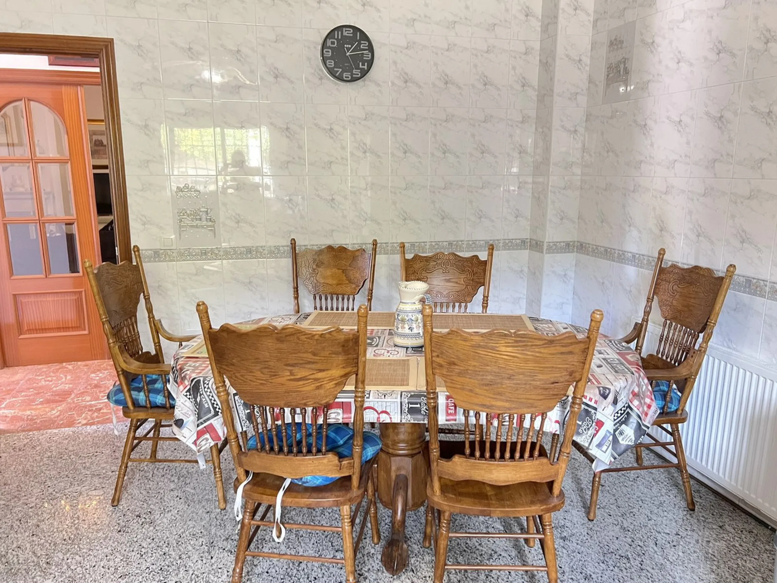 LARGE ANDALUSIAN VILLA situated on a quiet gated cul-de-sac just outside Mijas Pueblo. Boasts privacy in a peaceful location, only a 5-minute drive from town center. South orientation in a very private setting. Large private swimming pool with terrace sur