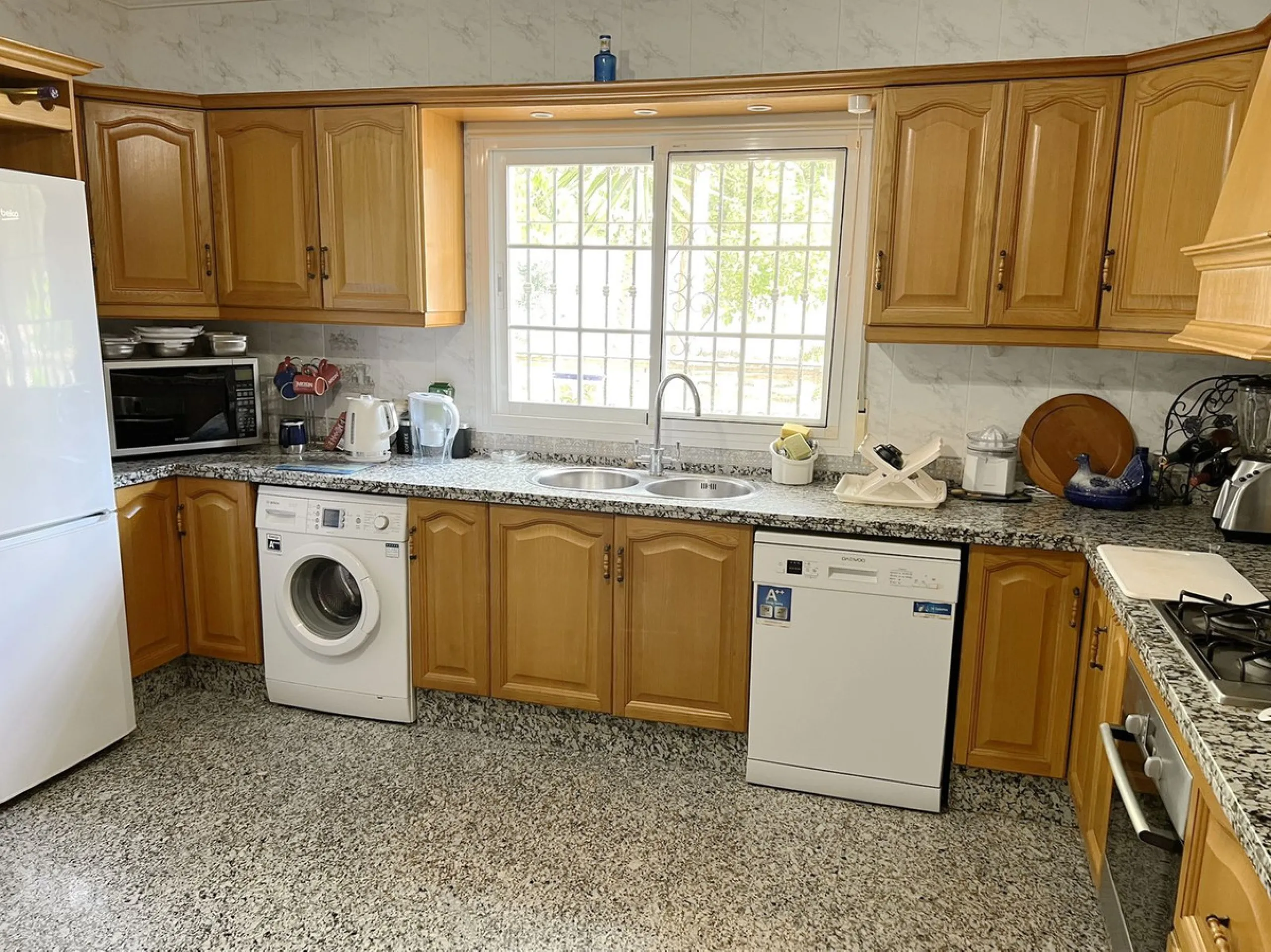 LARGE ANDALUSIAN VILLA situated on a quiet gated cul-de-sac just outside Mijas Pueblo. Boasts privacy in a peaceful location, only a 5-minute drive from town center. South orientation in a very private setting. Large private swimming pool with terrace sur