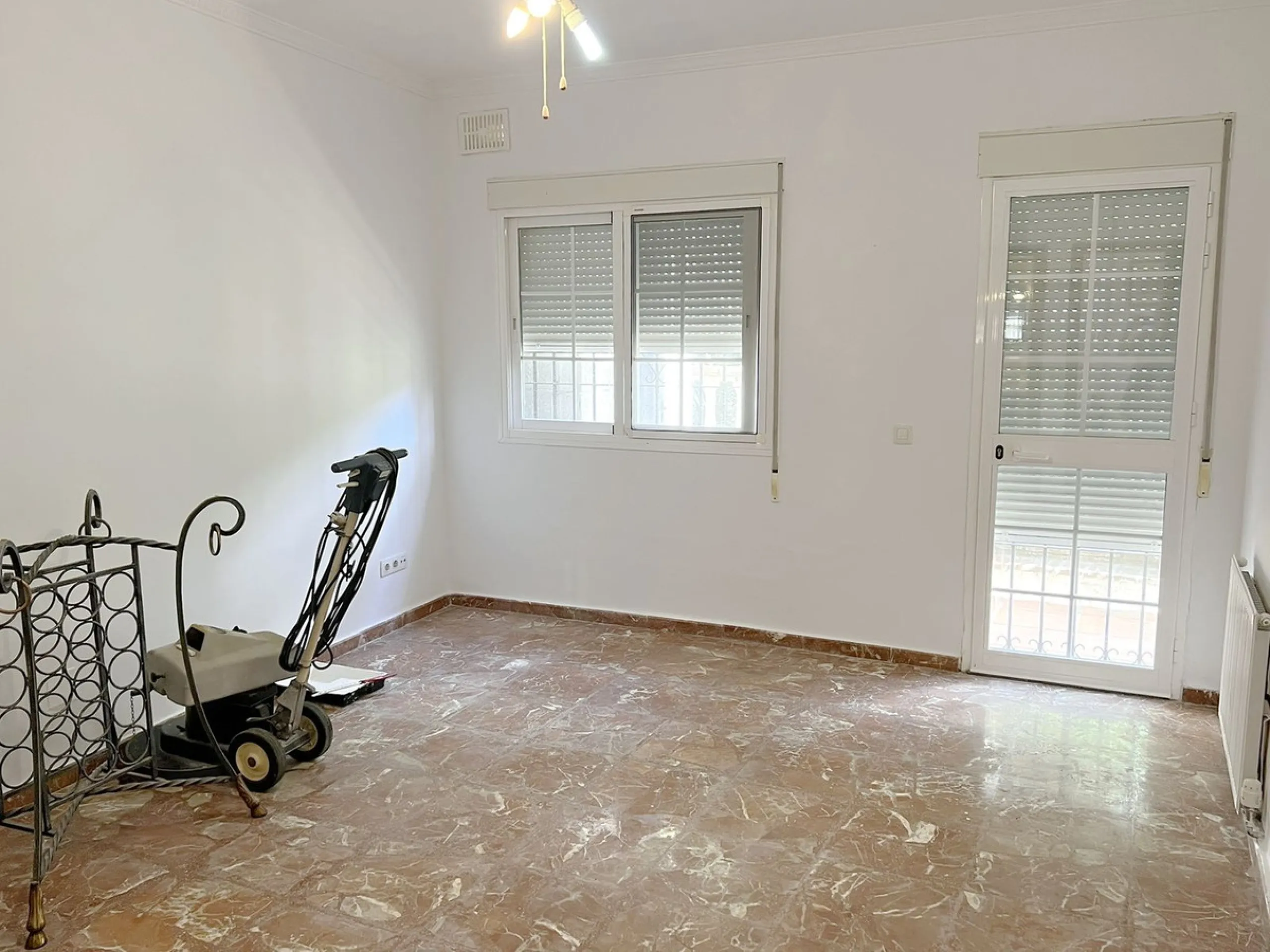 LARGE ANDALUSIAN VILLA situated on a quiet gated cul-de-sac just outside Mijas Pueblo. Boasts privacy in a peaceful location, only a 5-minute drive from town center. South orientation in a very private setting. Large private swimming pool with terrace sur