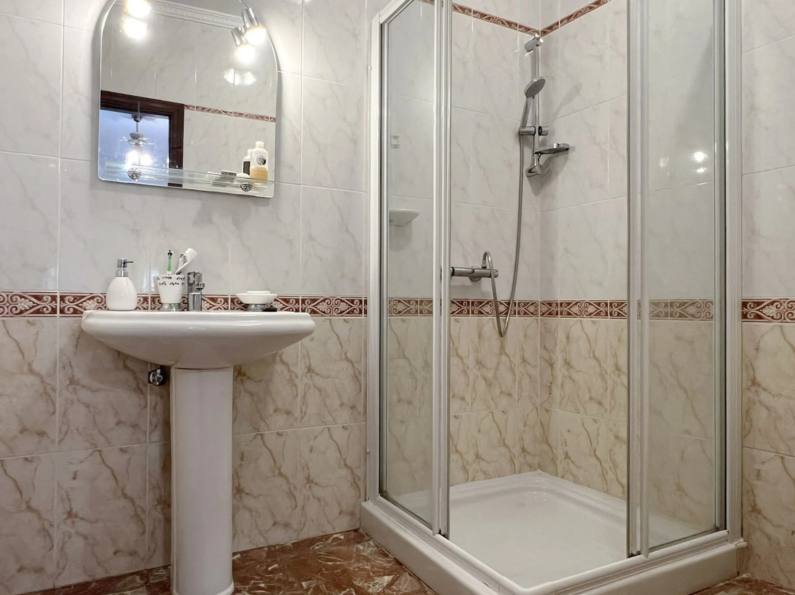 LARGE ANDALUSIAN VILLA situated on a quiet gated cul-de-sac just outside Mijas Pueblo. Boasts privacy in a peaceful location, only a 5-minute drive from town center. South orientation in a very private setting. Large private swimming pool with terrace sur