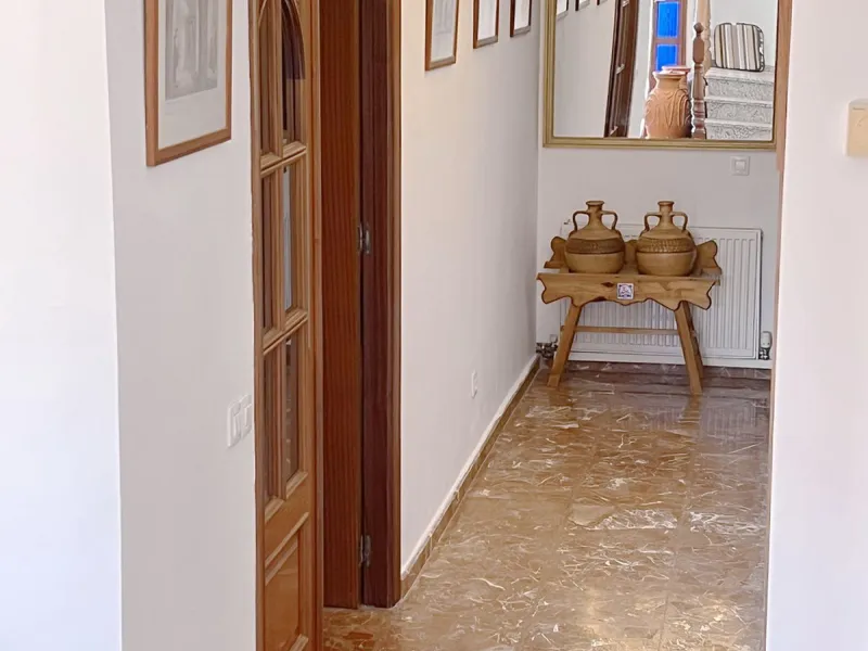 LARGE ANDALUSIAN VILLA situated on a quiet gated cul-de-sac just outside Mijas Pueblo. Boasts privacy in a peaceful location, only a 5-minute drive from town center. South orientation in a very private setting. Large private swimming pool with terrace sur