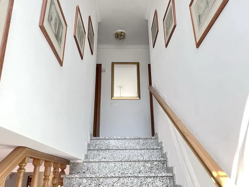 LARGE ANDALUSIAN VILLA situated on a quiet gated cul-de-sac just outside Mijas Pueblo. Boasts privacy in a peaceful location, only a 5-minute drive from town center. South orientation in a very private setting. Large private swimming pool with terrace sur