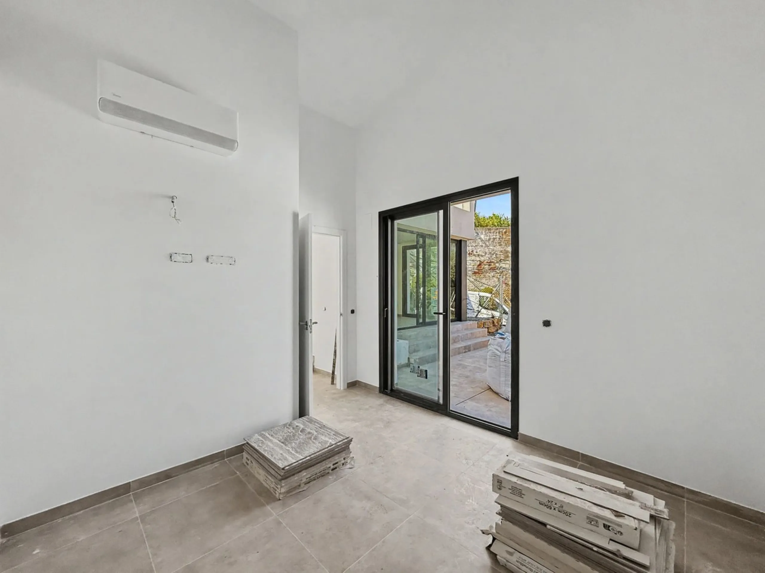 *** Contemporary Townhouse in Bahia Dorada, Estepona *** 3 Bedrooms, 2 Bathrooms and a Guest Toilet *** Spacious Private Terraces and Garden *** Panoramic Views to the Mediterranean Sea *** Fully Fitted Kitchen *** High Quality Built *** Ideal Location: L