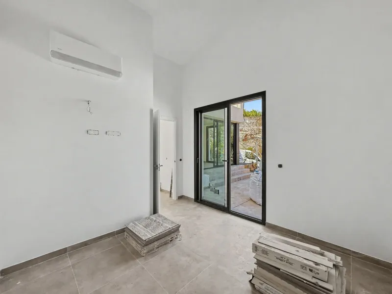 *** Contemporary Townhouse in Bahia Dorada, Estepona *** 3 Bedrooms, 2 Bathrooms and a Guest Toilet *** Spacious Private Terraces and Garden *** Panoramic Views to the Mediterranean Sea *** Fully Fitted Kitchen *** High Quality Built *** Ideal Location: L
