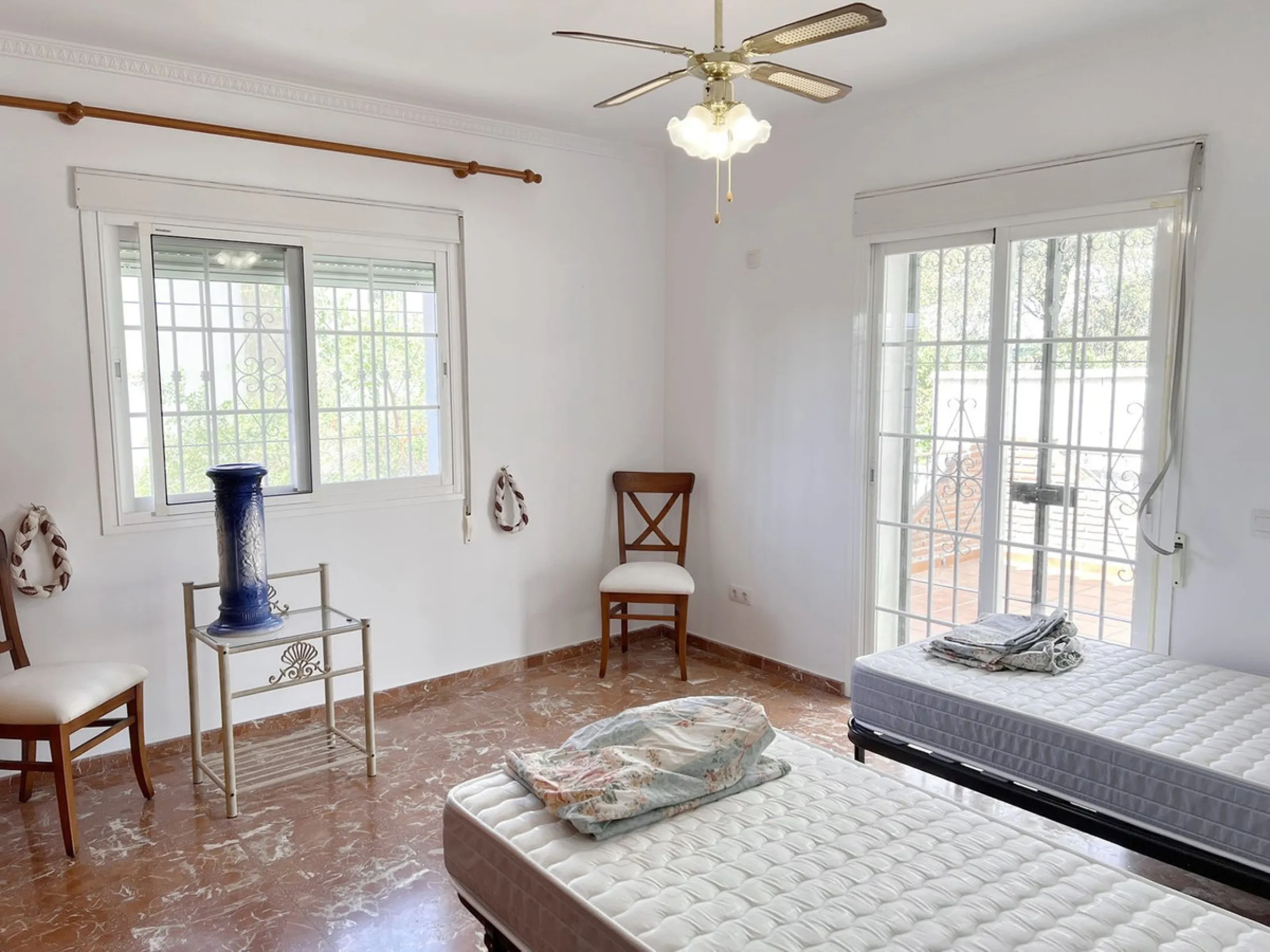 LARGE ANDALUSIAN VILLA situated on a quiet gated cul-de-sac just outside Mijas Pueblo. Boasts privacy in a peaceful location, only a 5-minute drive from town center. South orientation in a very private setting. Large private swimming pool with terrace sur