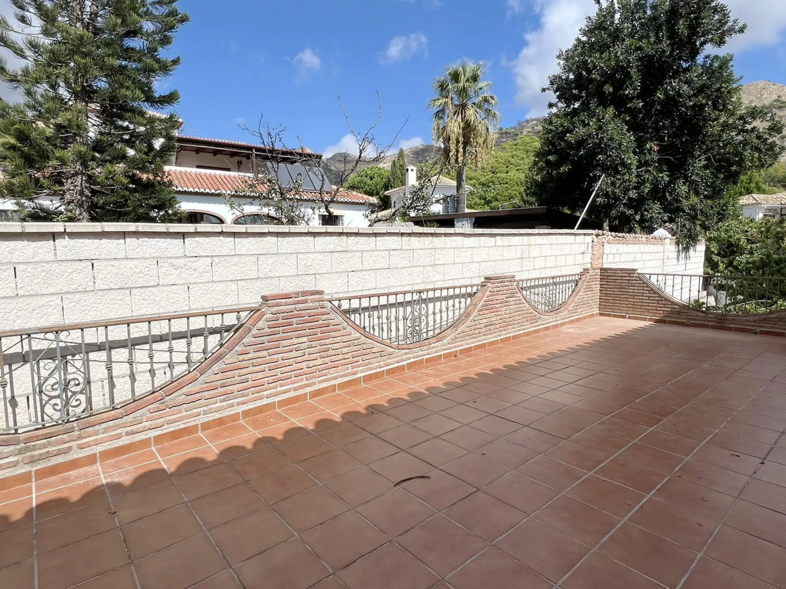 LARGE ANDALUSIAN VILLA situated on a quiet gated cul-de-sac just outside Mijas Pueblo. Boasts privacy in a peaceful location, only a 5-minute drive from town center. South orientation in a very private setting. Large private swimming pool with terrace sur