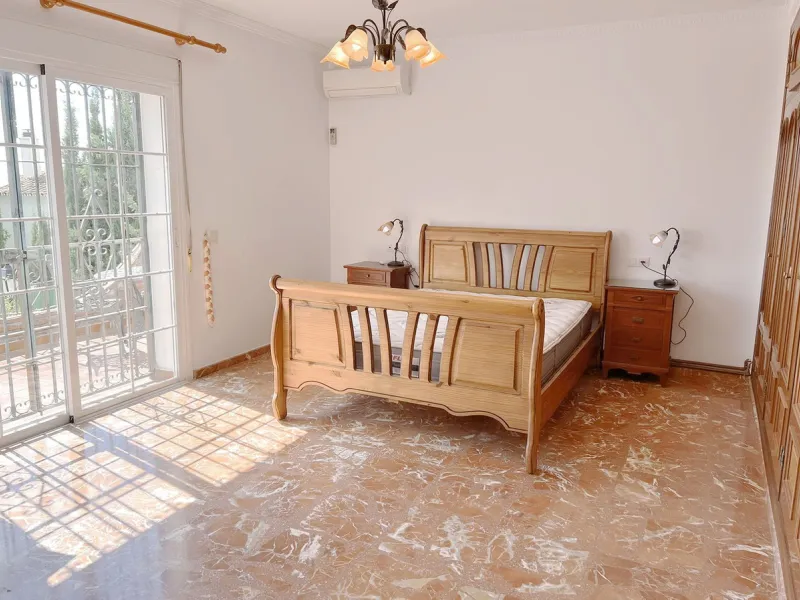 LARGE ANDALUSIAN VILLA situated on a quiet gated cul-de-sac just outside Mijas Pueblo. Boasts privacy in a peaceful location, only a 5-minute drive from town center. South orientation in a very private setting. Large private swimming pool with terrace sur