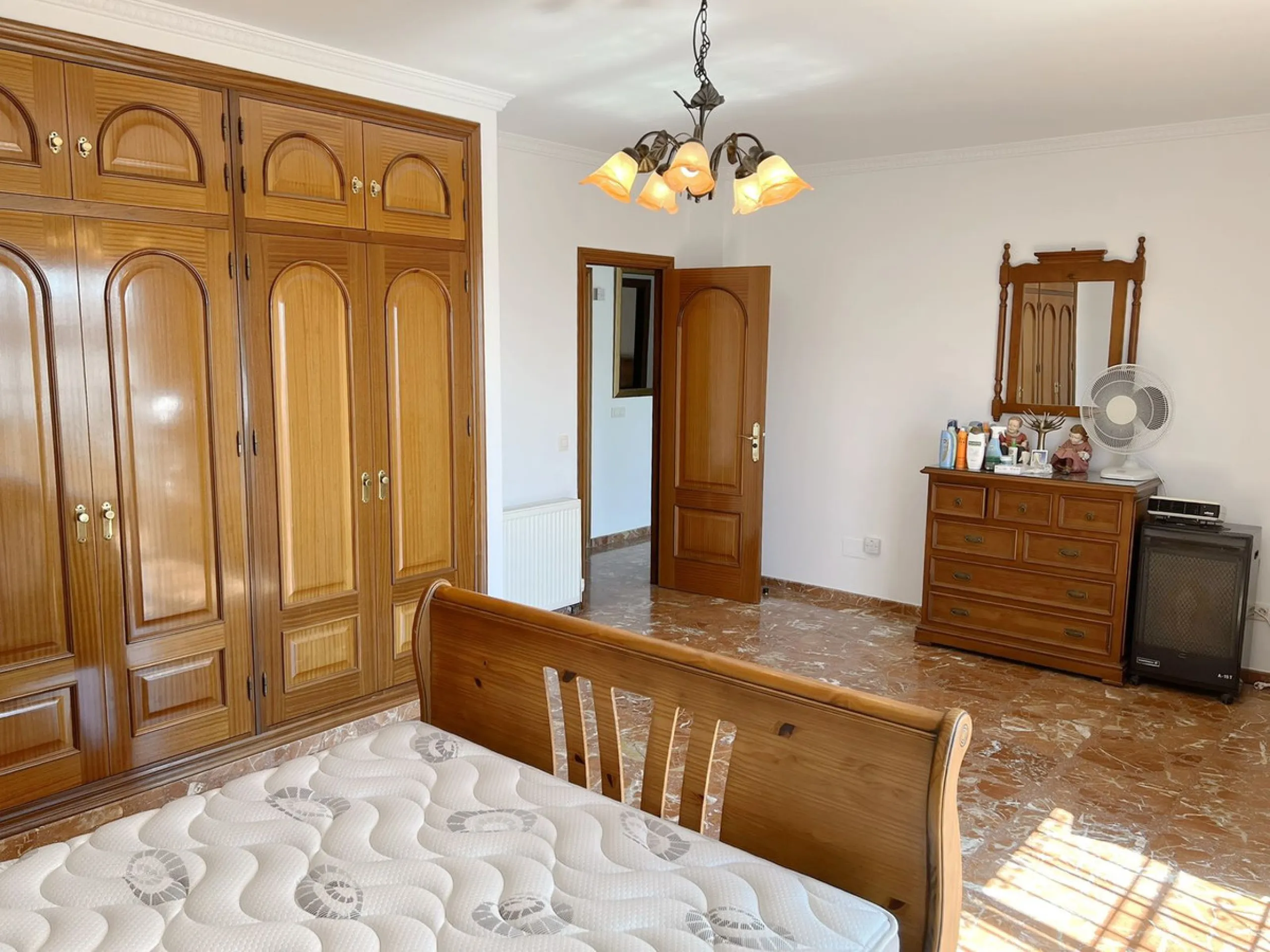 LARGE ANDALUSIAN VILLA situated on a quiet gated cul-de-sac just outside Mijas Pueblo. Boasts privacy in a peaceful location, only a 5-minute drive from town center. South orientation in a very private setting. Large private swimming pool with terrace sur