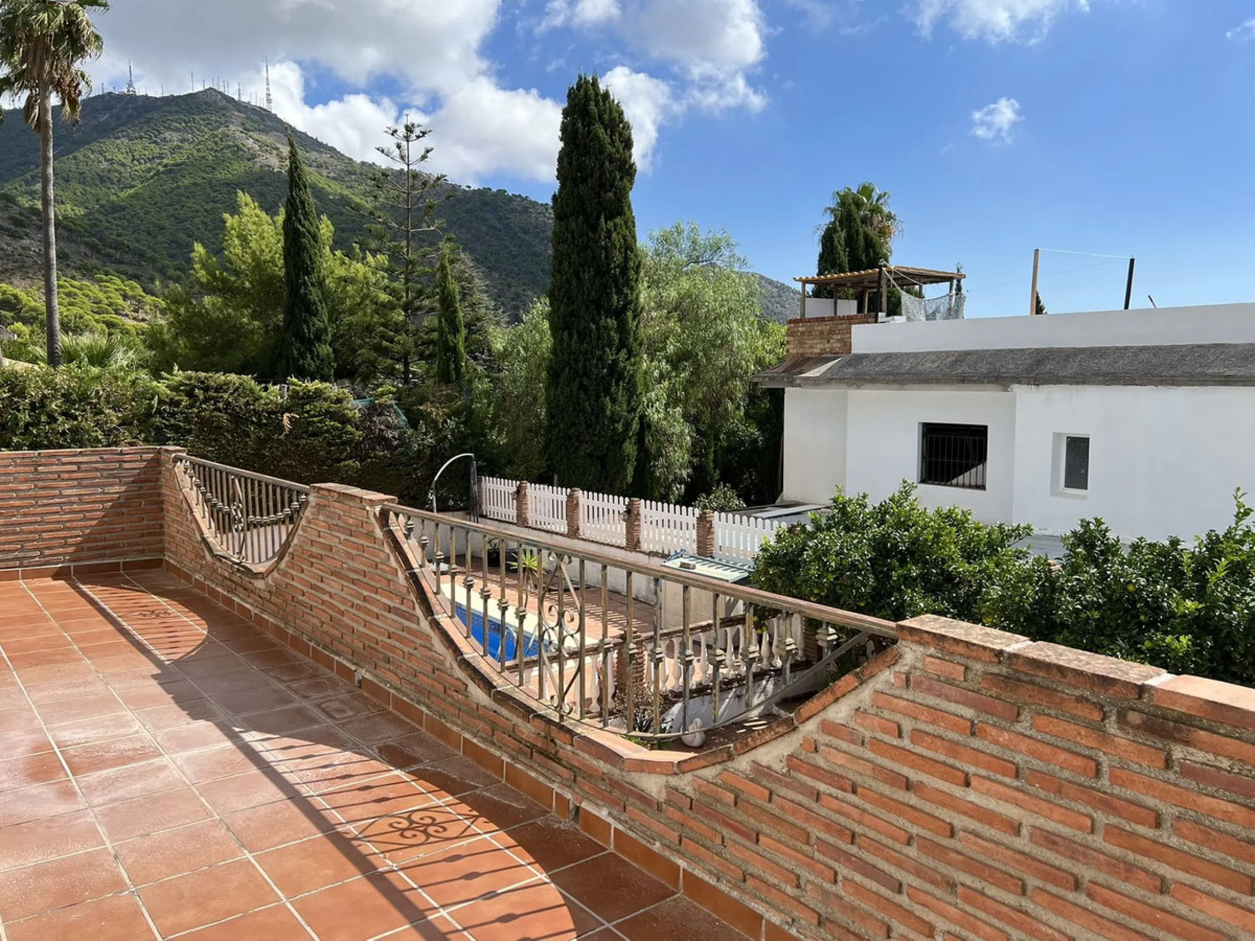 LARGE ANDALUSIAN VILLA situated on a quiet gated cul-de-sac just outside Mijas Pueblo. Boasts privacy in a peaceful location, only a 5-minute drive from town center. South orientation in a very private setting. Large private swimming pool with terrace sur