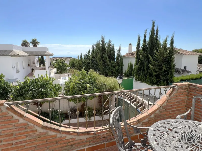 LARGE ANDALUSIAN VILLA situated on a quiet gated cul-de-sac just outside Mijas Pueblo. Boasts privacy in a peaceful location, only a 5-minute drive from town center. South orientation in a very private setting. Large private swimming pool with terrace sur