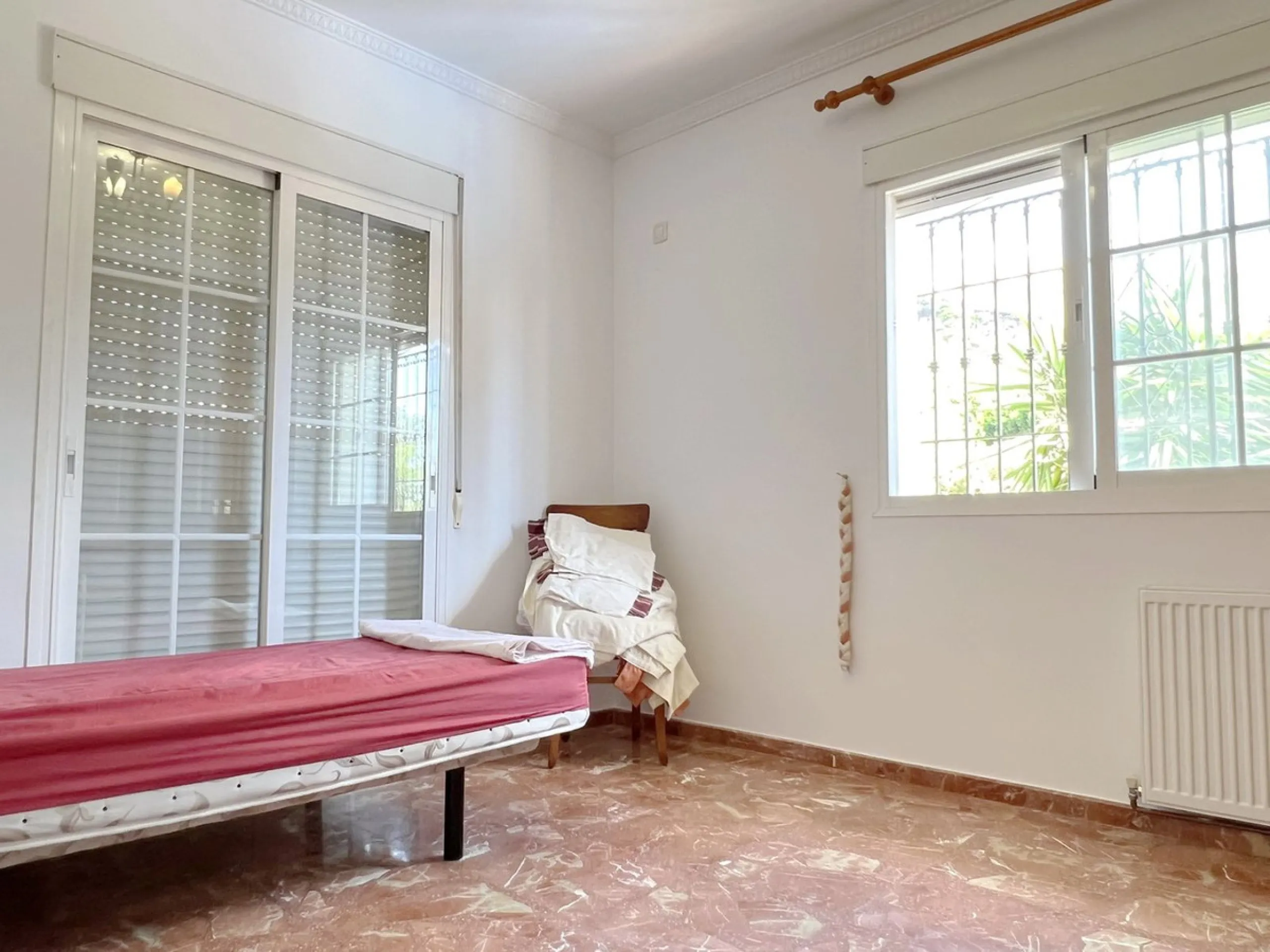 LARGE ANDALUSIAN VILLA situated on a quiet gated cul-de-sac just outside Mijas Pueblo. Boasts privacy in a peaceful location, only a 5-minute drive from town center. South orientation in a very private setting. Large private swimming pool with terrace sur
