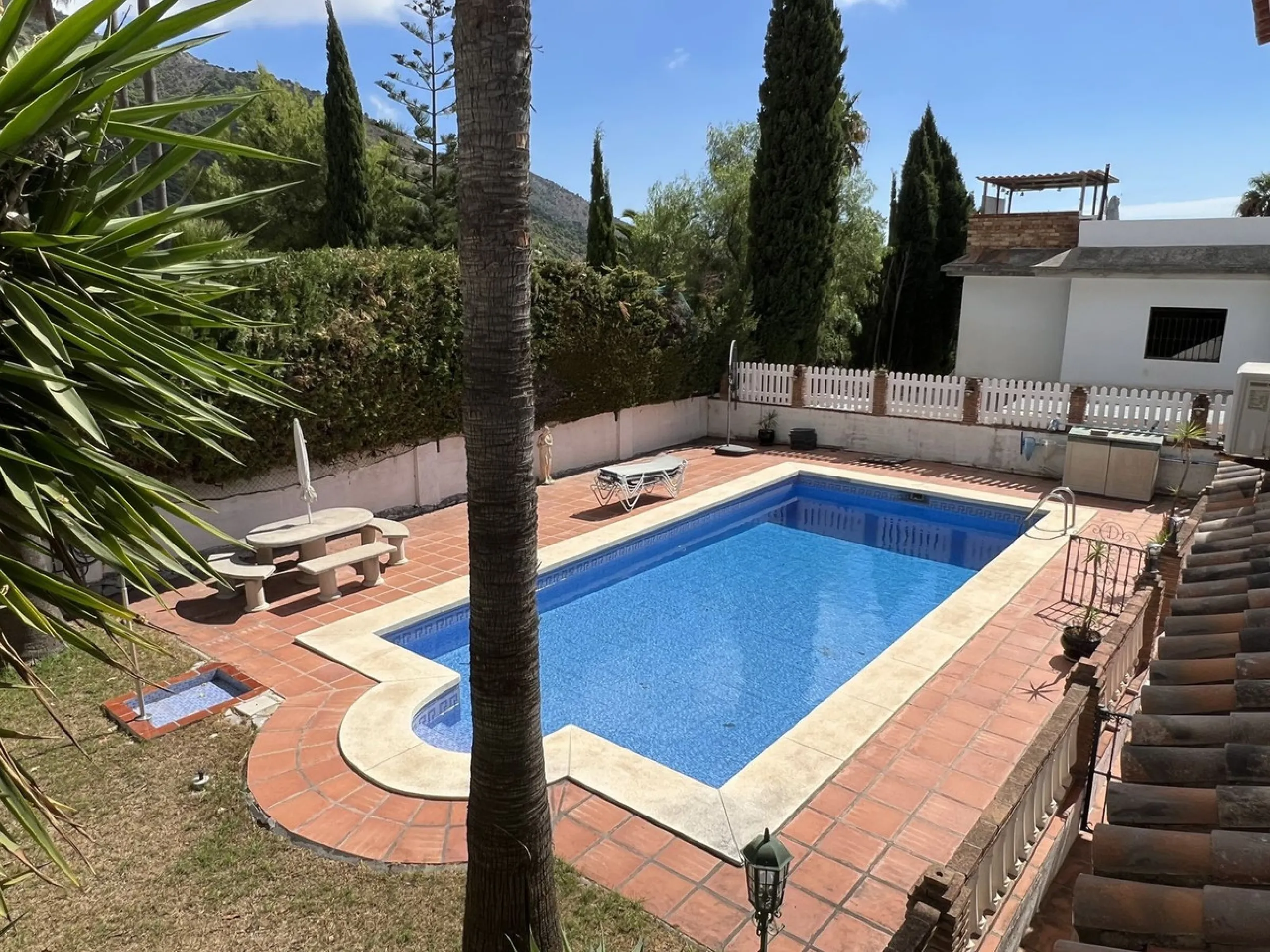 LARGE ANDALUSIAN VILLA situated on a quiet gated cul-de-sac just outside Mijas Pueblo. Boasts privacy in a peaceful location, only a 5-minute drive from town center. South orientation in a very private setting. Large private swimming pool with terrace sur