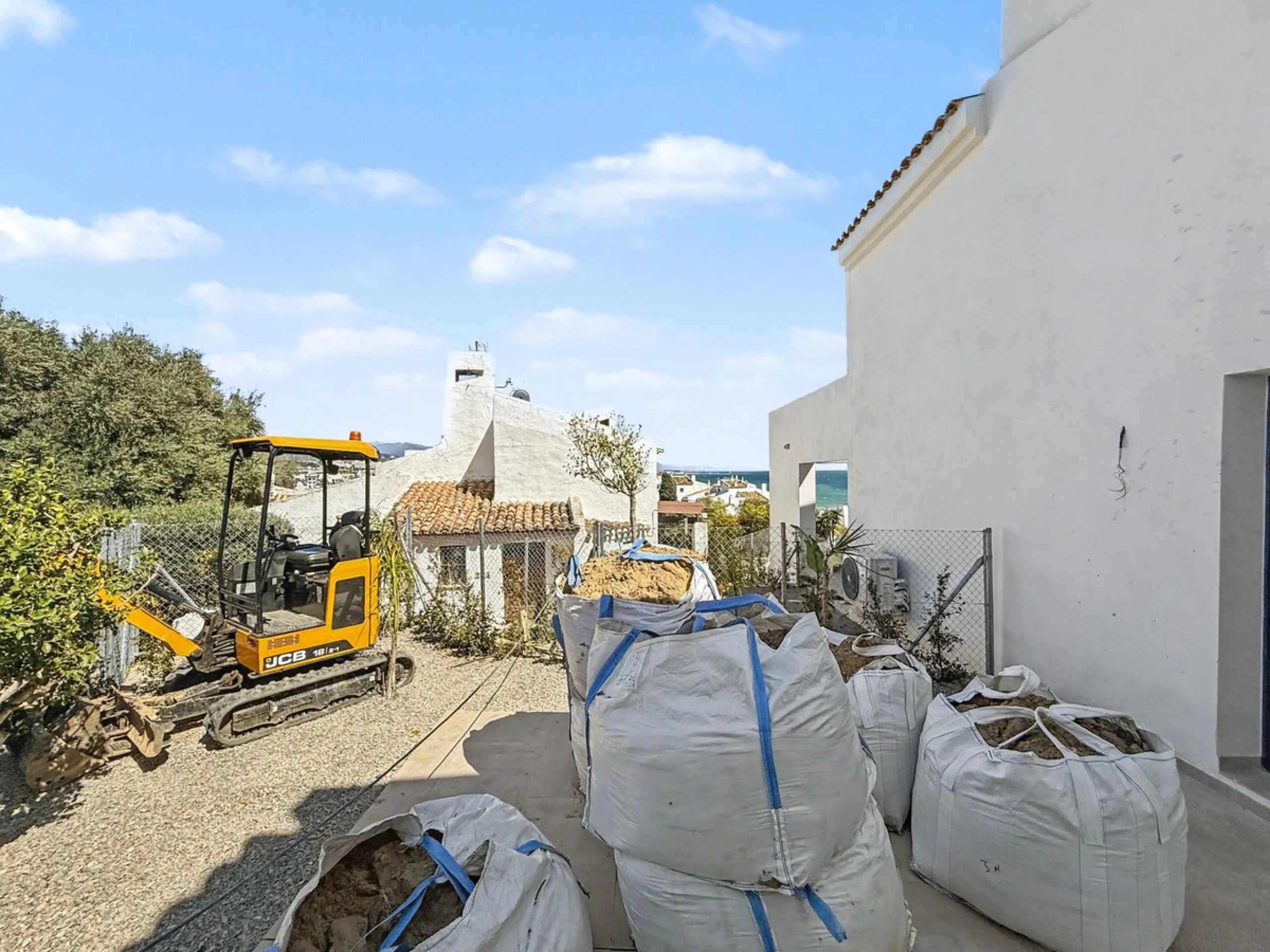 *** Contemporary Townhouse in Bahia Dorada, Estepona *** 3 Bedrooms, 2 Bathrooms and a Guest Toilet *** Spacious Private Terraces and Garden *** Panoramic Views to the Mediterranean Sea *** Fully Fitted Kitchen *** High Quality Built *** Ideal Location: L