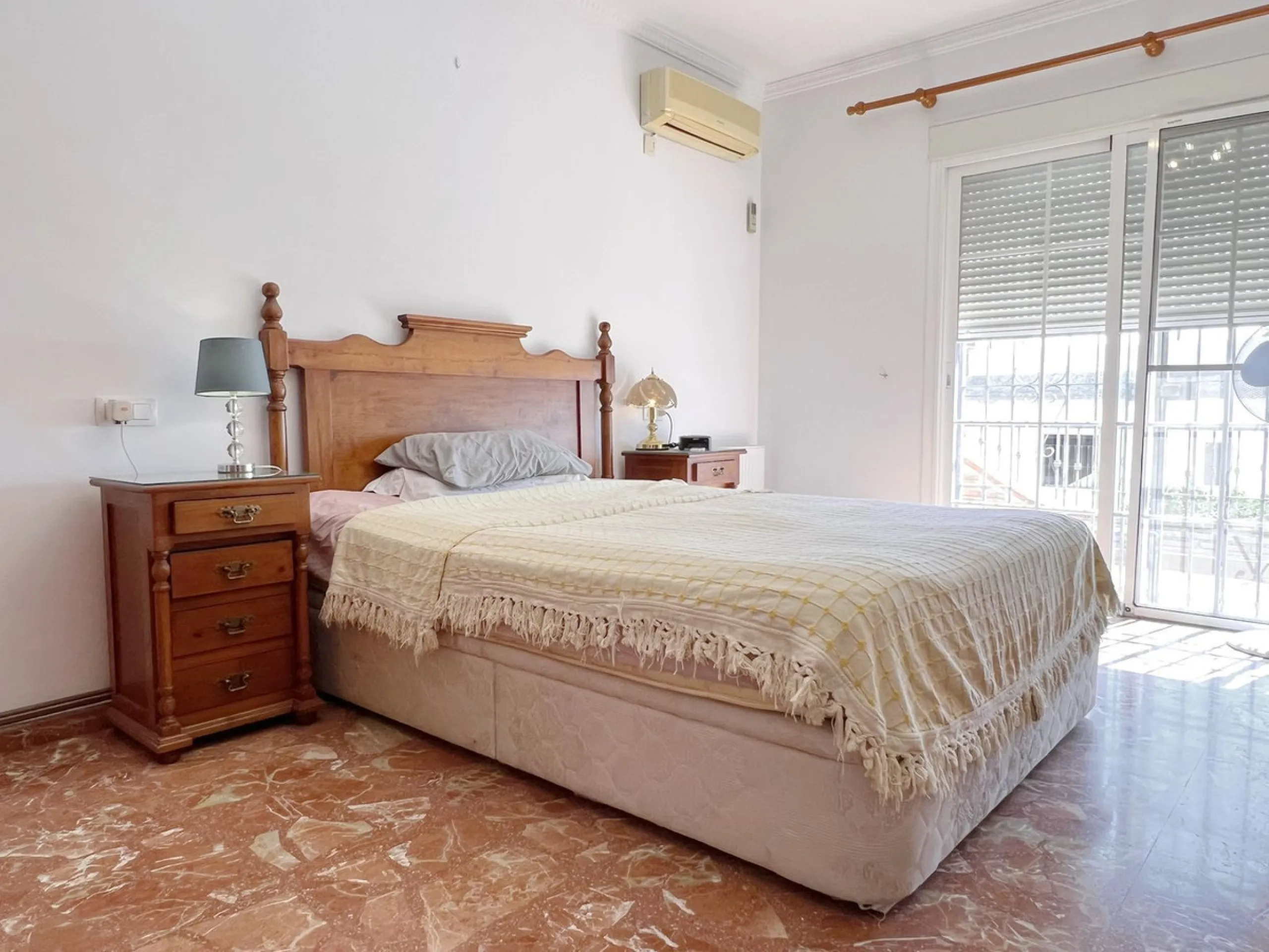 LARGE ANDALUSIAN VILLA situated on a quiet gated cul-de-sac just outside Mijas Pueblo. Boasts privacy in a peaceful location, only a 5-minute drive from town center. South orientation in a very private setting. Large private swimming pool with terrace sur