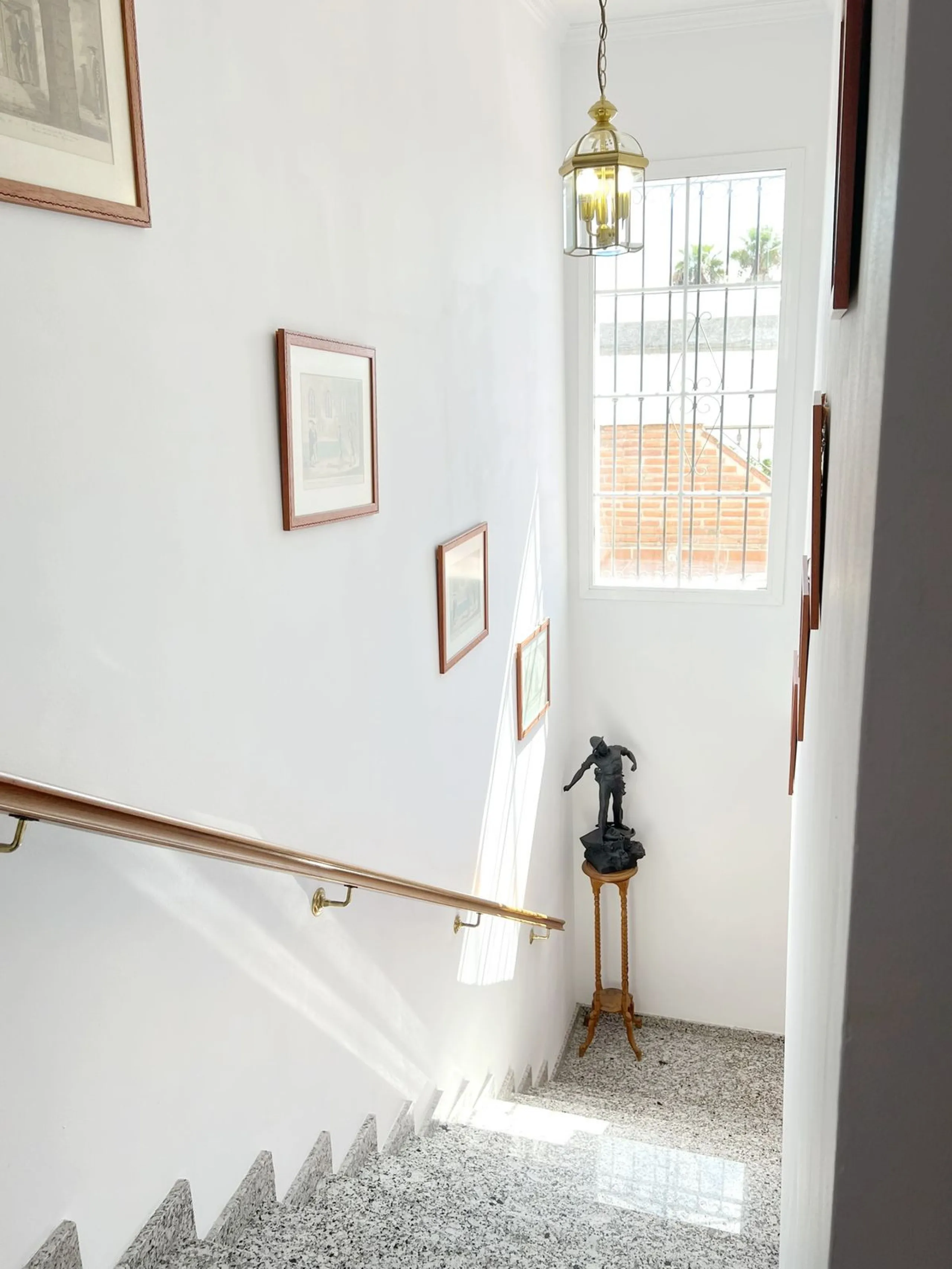 LARGE ANDALUSIAN VILLA situated on a quiet gated cul-de-sac just outside Mijas Pueblo. Boasts privacy in a peaceful location, only a 5-minute drive from town center. South orientation in a very private setting. Large private swimming pool with terrace sur