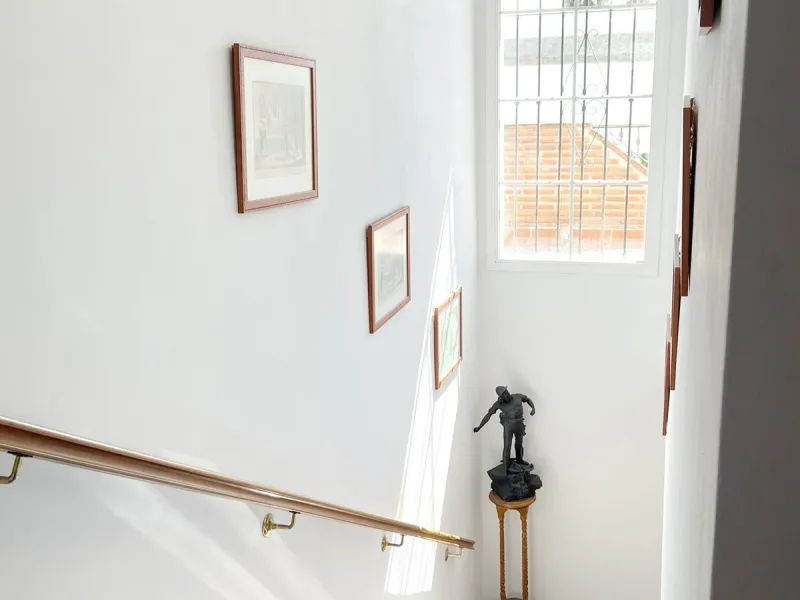 LARGE ANDALUSIAN VILLA situated on a quiet gated cul-de-sac just outside Mijas Pueblo. Boasts privacy in a peaceful location, only a 5-minute drive from town center. South orientation in a very private setting. Large private swimming pool with terrace sur