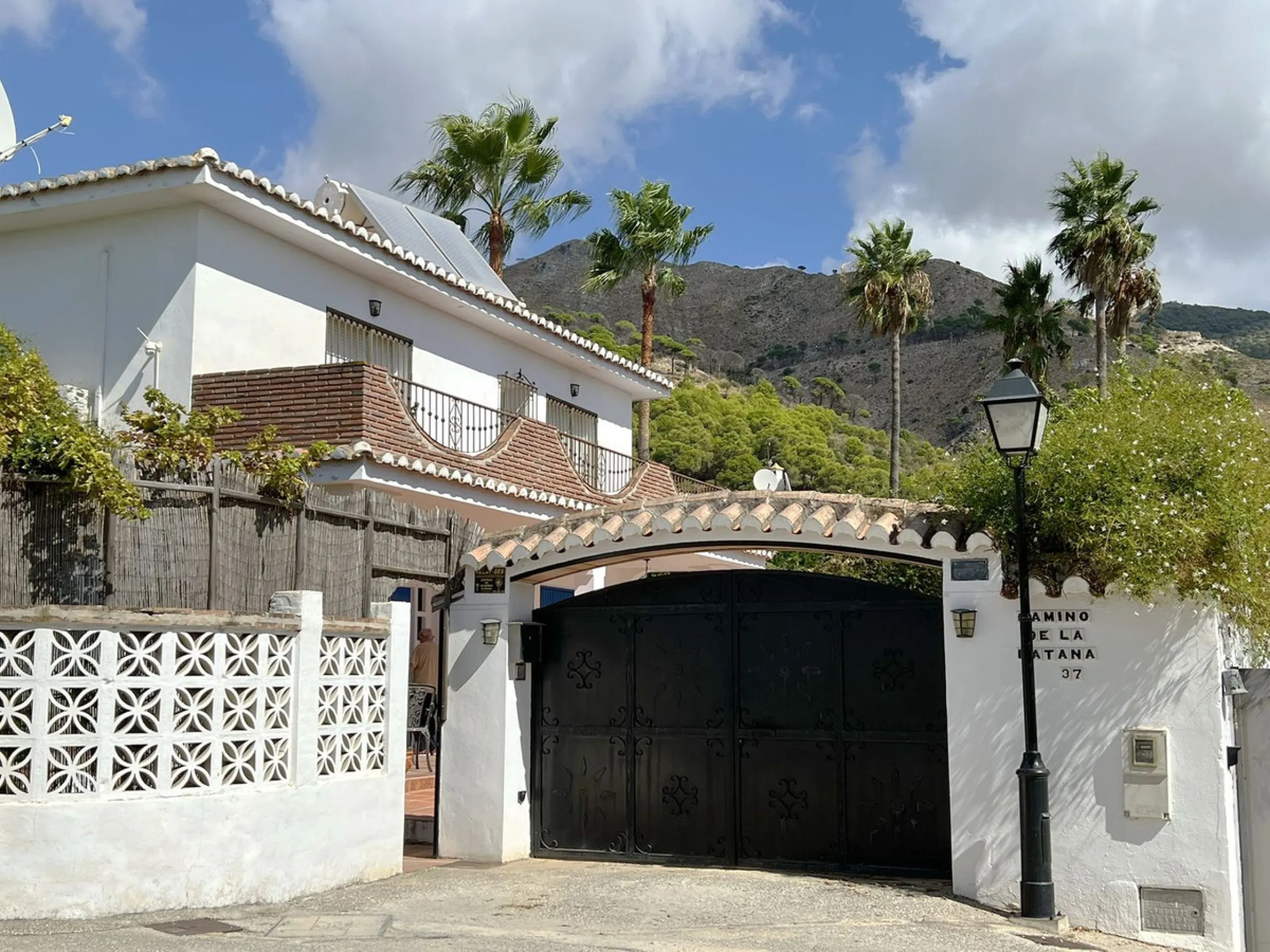 LARGE ANDALUSIAN VILLA situated on a quiet gated cul-de-sac just outside Mijas Pueblo. Boasts privacy in a peaceful location, only a 5-minute drive from town center. South orientation in a very private setting. Large private swimming pool with terrace sur