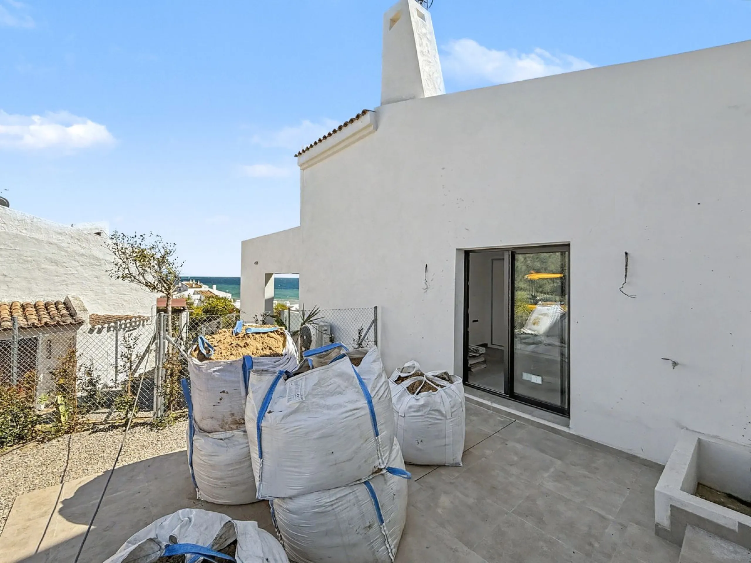 *** Contemporary Townhouse in Bahia Dorada, Estepona *** 3 Bedrooms, 2 Bathrooms and a Guest Toilet *** Spacious Private Terraces and Garden *** Panoramic Views to the Mediterranean Sea *** Fully Fitted Kitchen *** High Quality Built *** Ideal Location: L