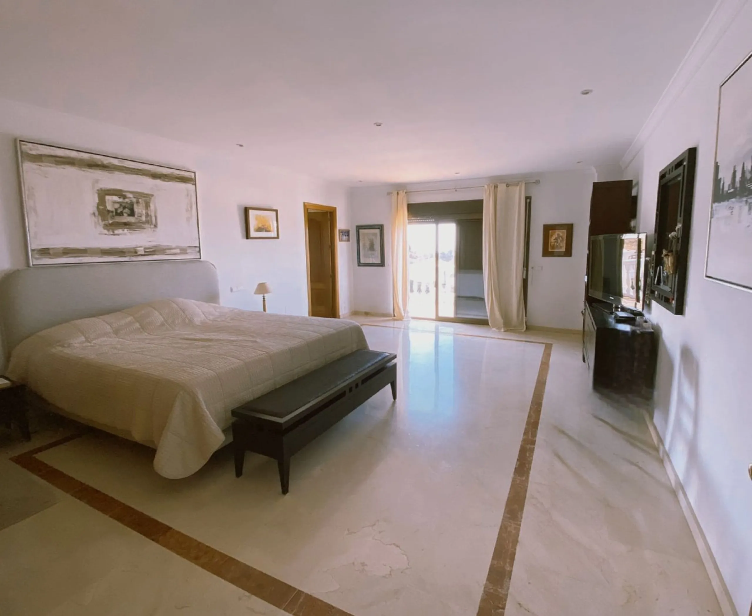 House - Detached Villa в продаже в Marbella, Málaga. В доме 7 спален и 5 ванных комнат. Площадь дома 365 м². Площадь участка 983 м²