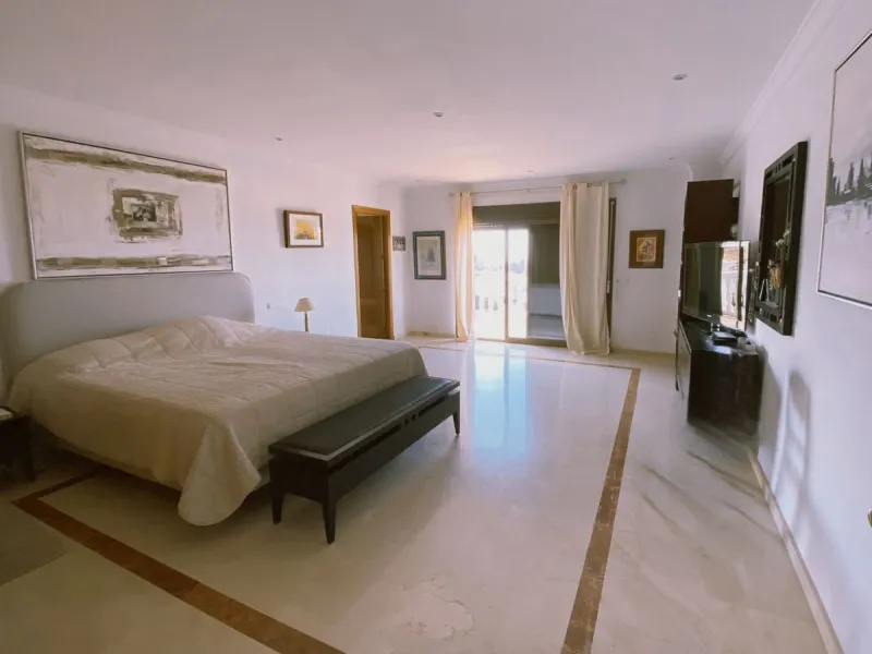 House - Detached Villa в продаже в Marbella, Málaga. В доме 7 спален и 5 ванных комнат. Площадь дома 365 м². Площадь участка 983 м²