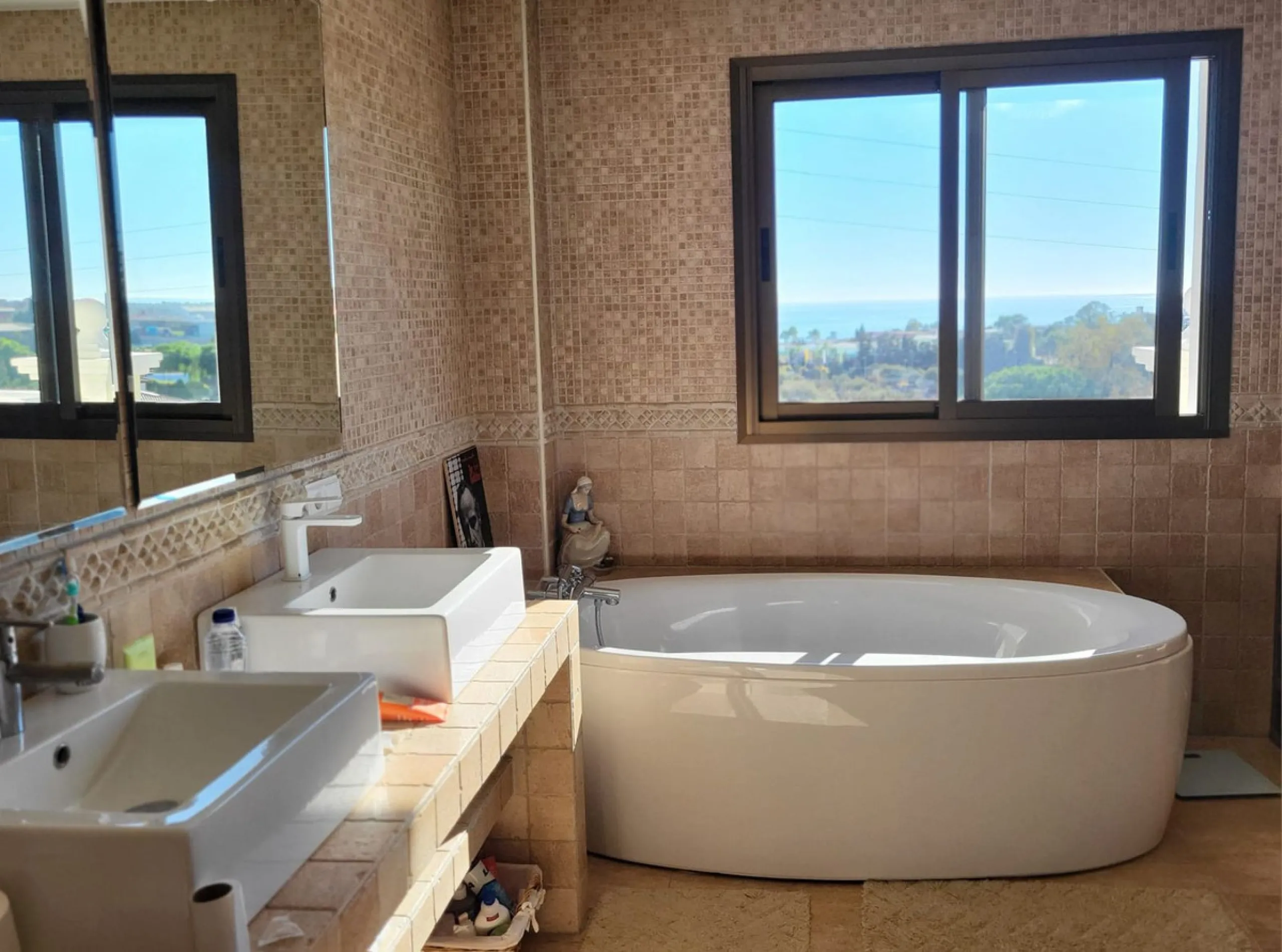 House - Detached Villa в продаже в Marbella, Málaga. В доме 7 спален и 5 ванных комнат. Площадь дома 365 м². Площадь участка 983 м²