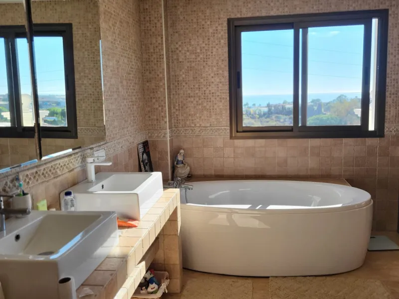 House - Detached Villa в продаже в Marbella, Málaga. В доме 7 спален и 5 ванных комнат. Площадь дома 365 м². Площадь участка 983 м²