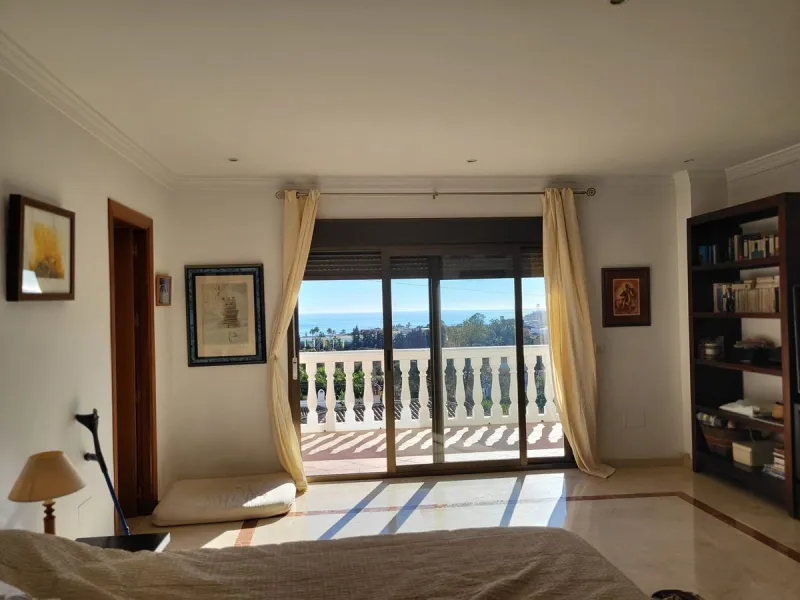House - Detached Villa в продаже в Marbella, Málaga. В доме 7 спален и 5 ванных комнат. Площадь дома 365 м². Площадь участка 983 м²