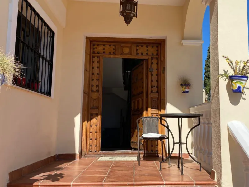 House - Detached Villa в продаже в Marbella, Málaga. В доме 7 спален и 5 ванных комнат. Площадь дома 365 м². Площадь участка 983 м²